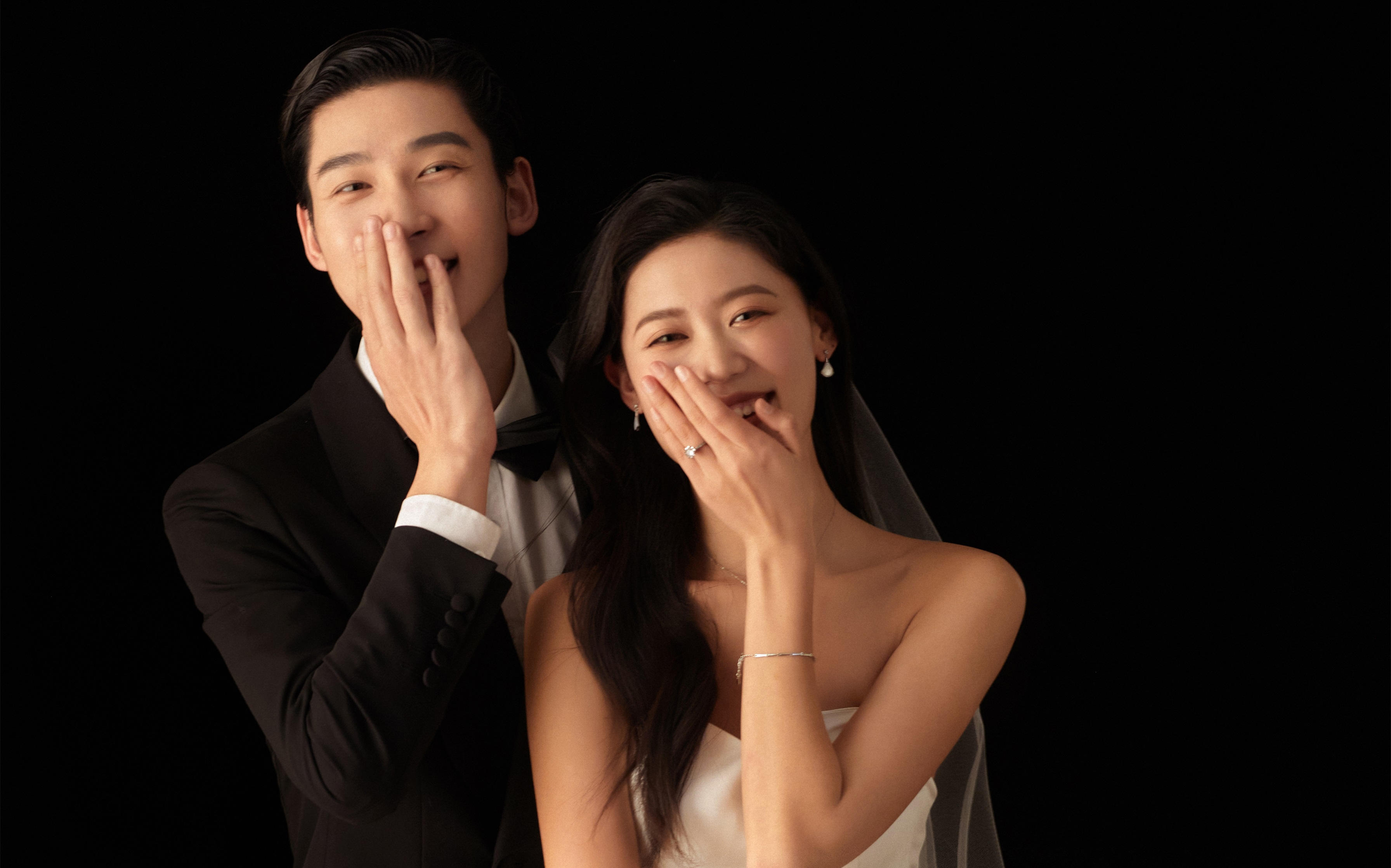 黑色極簡(jiǎn)風(fēng)韓式婚紗照