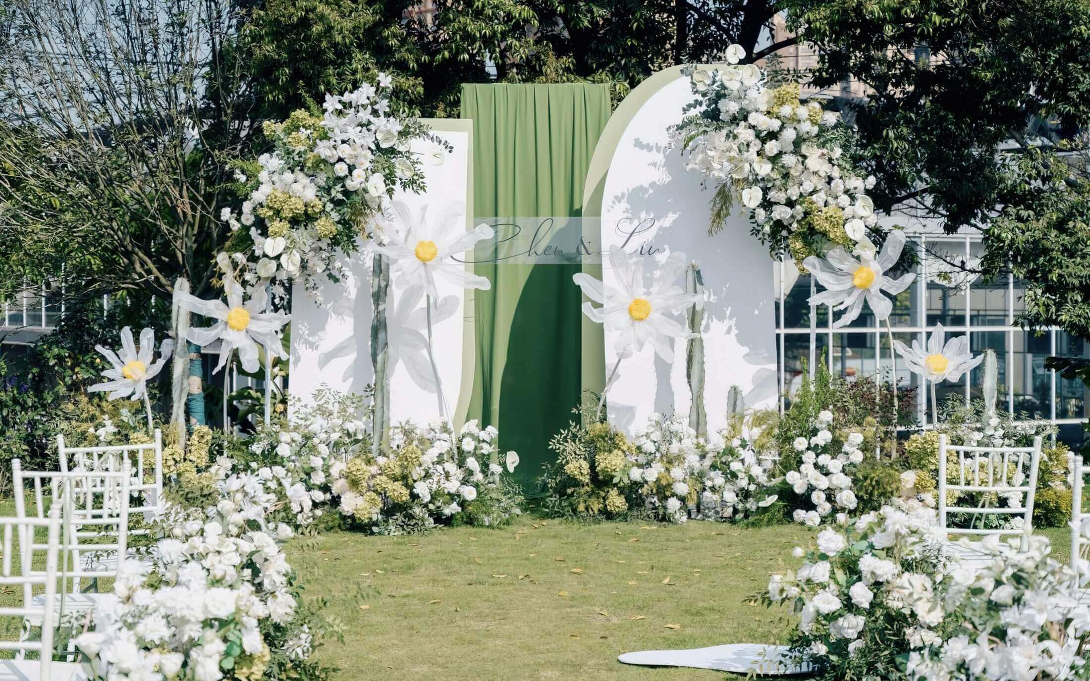 白綠色系小清新戶(hù)外草坪婚禮