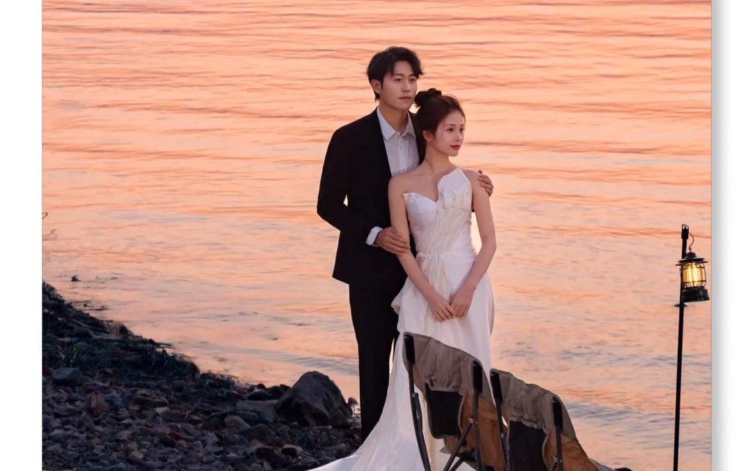 夕阳湖边婚纱照   婚纱照不小心拍成画报了！