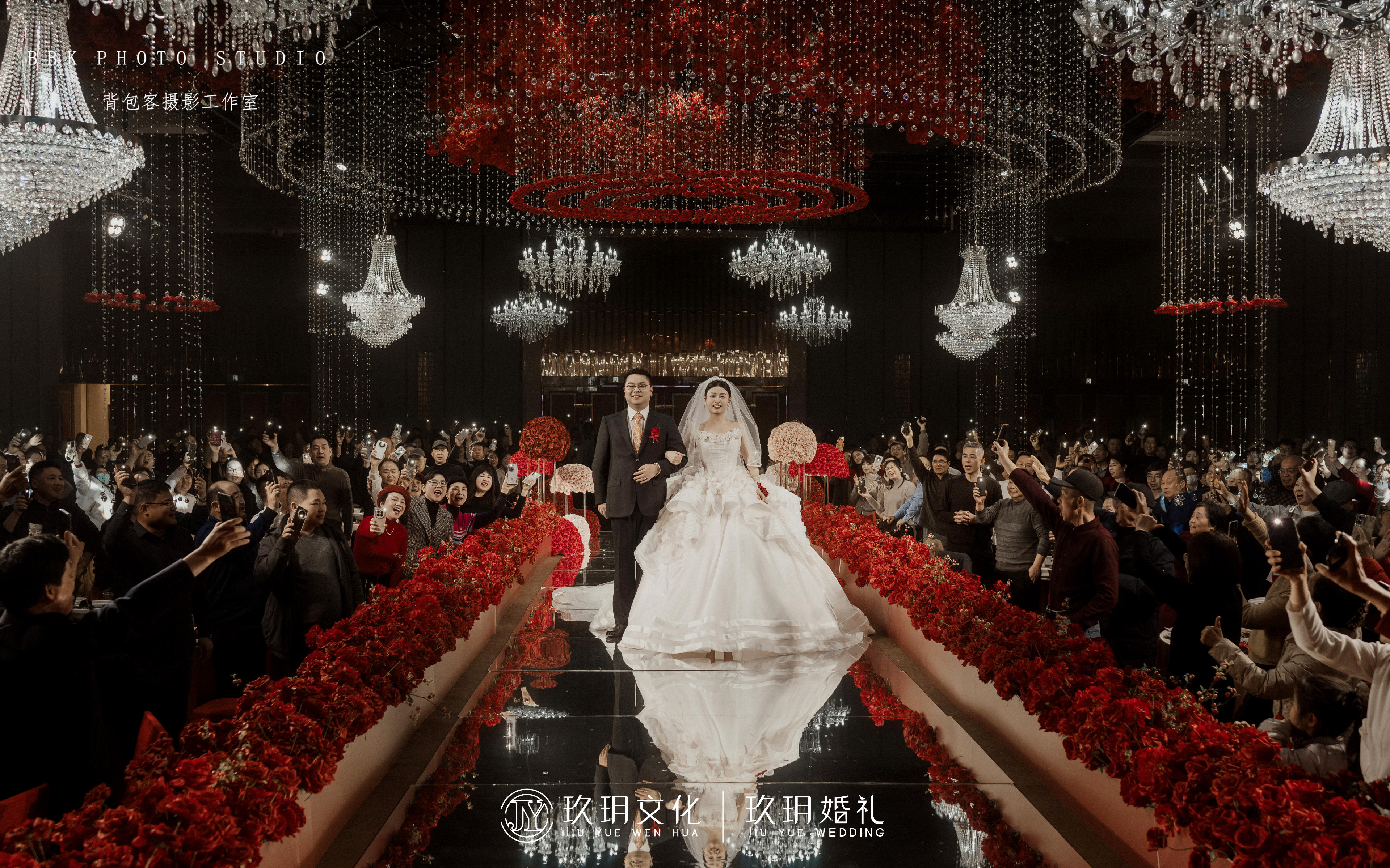 紅色水晶珠簾，專為宴會婚禮設(shè)計(jì)呈現(xiàn)