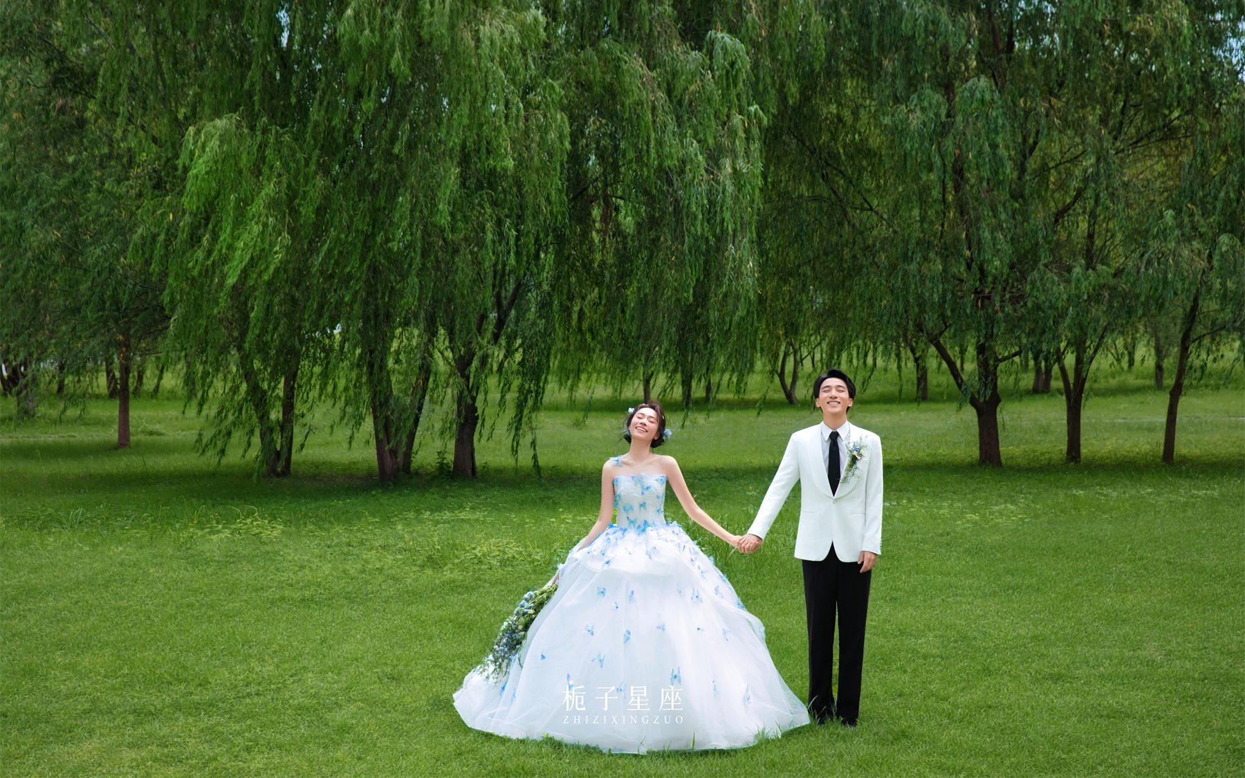 夢(mèng)幻藍(lán)蝶草坪婚紗照｜美到窒息！在逃公主既視感??