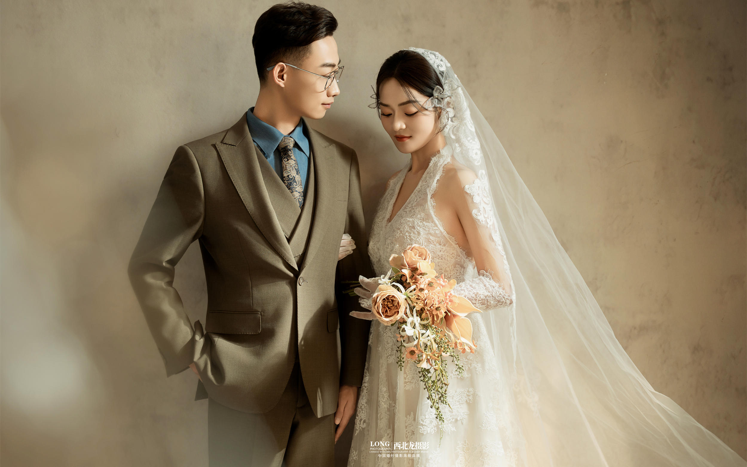 光影里的復(fù)古婚紗照?溫柔到骨子里的高級(jí)感