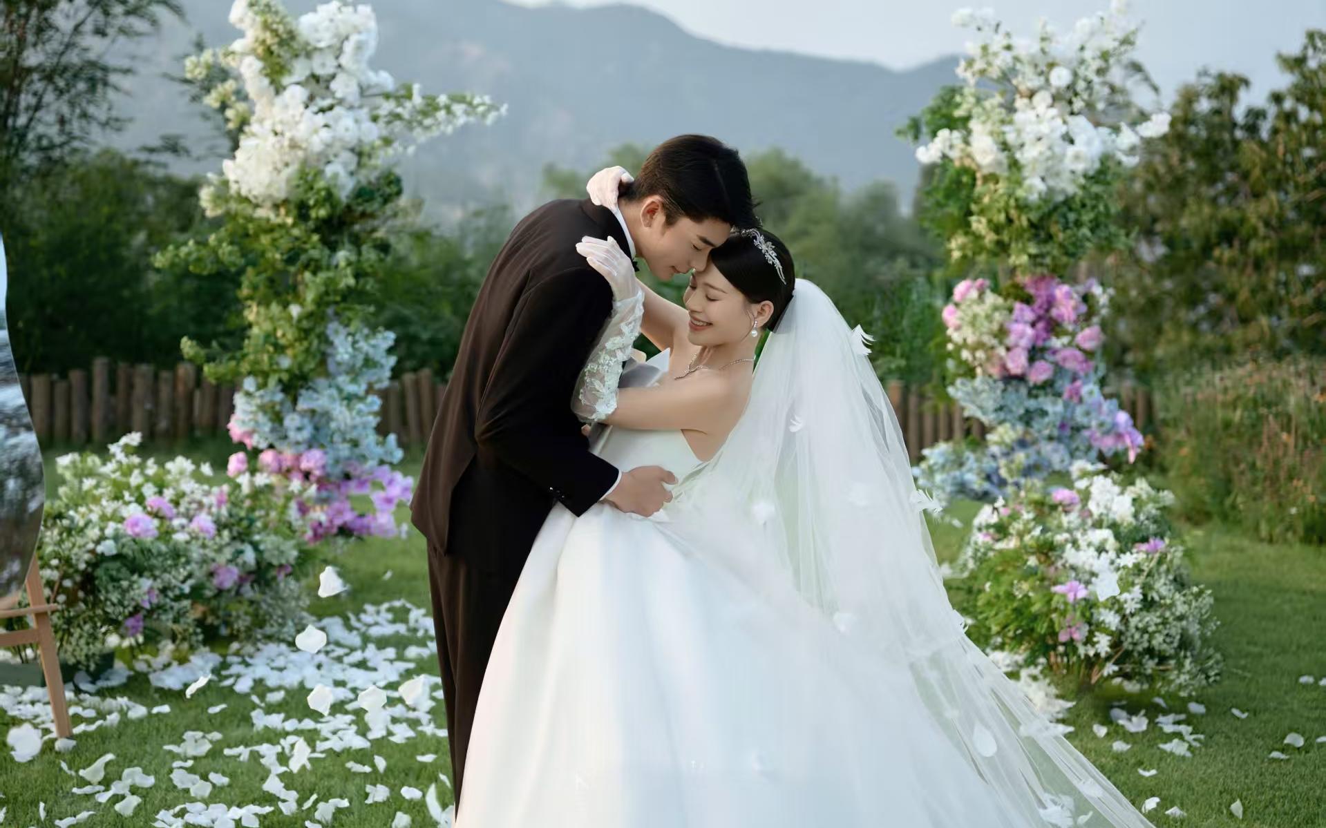 00后的草坪婚纱照收割机🍃