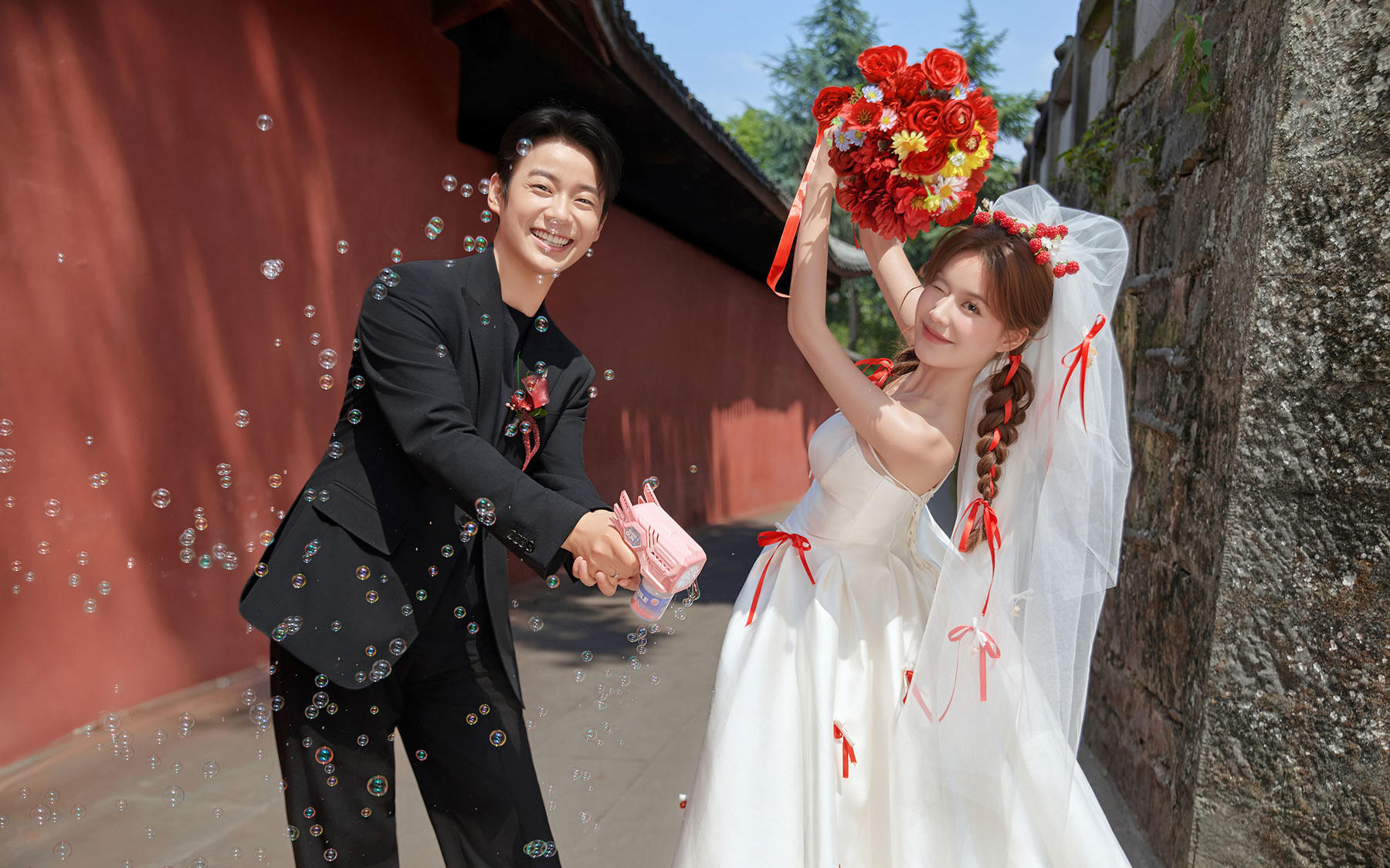 红砖巷裹红囍，白纱漾开市井甜意🎈