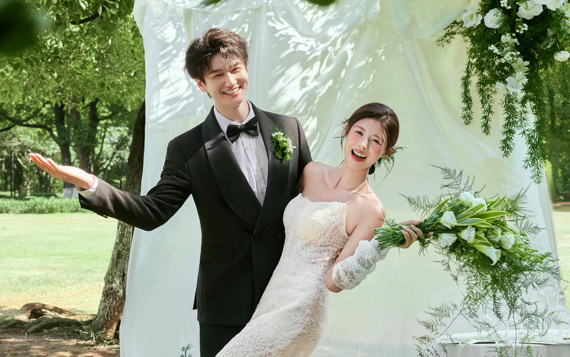 甜到原地结婚的草坪婚纱照