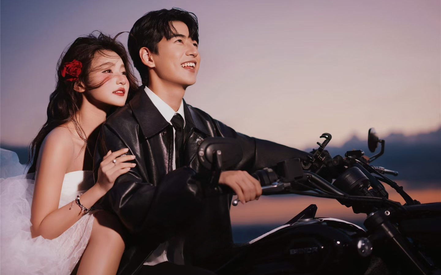 【罗门婚纱】山顶机车