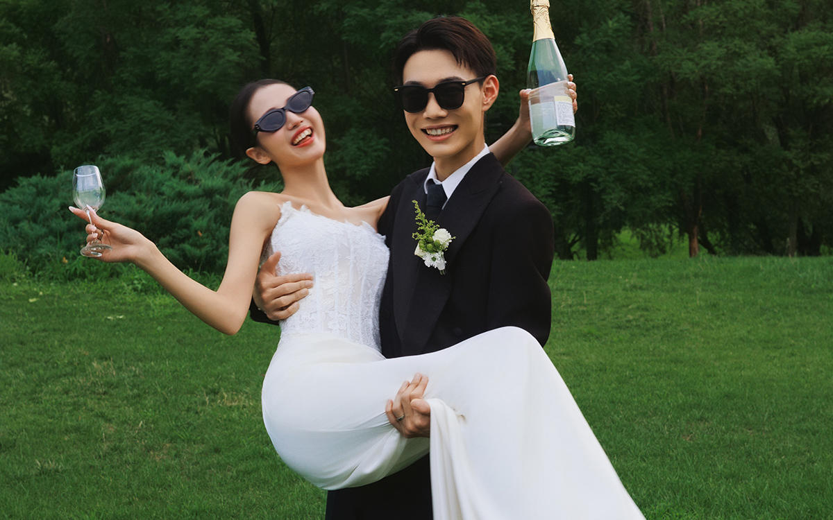 草坪婚纱照拍出电影感｜墨镜夫妇的仪式