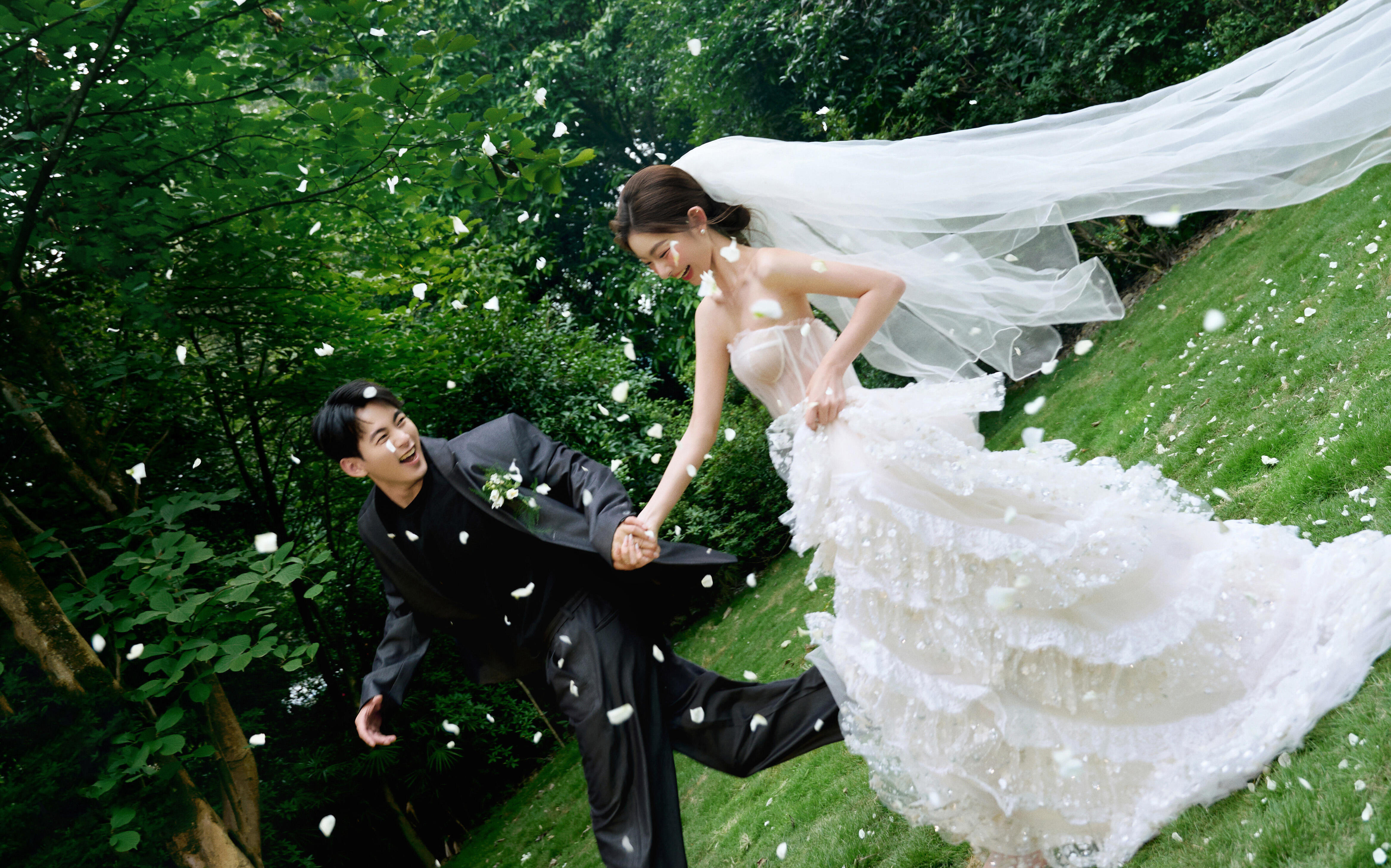 比起漂亮我更愛自然的生命力！森系草坪婚紗照