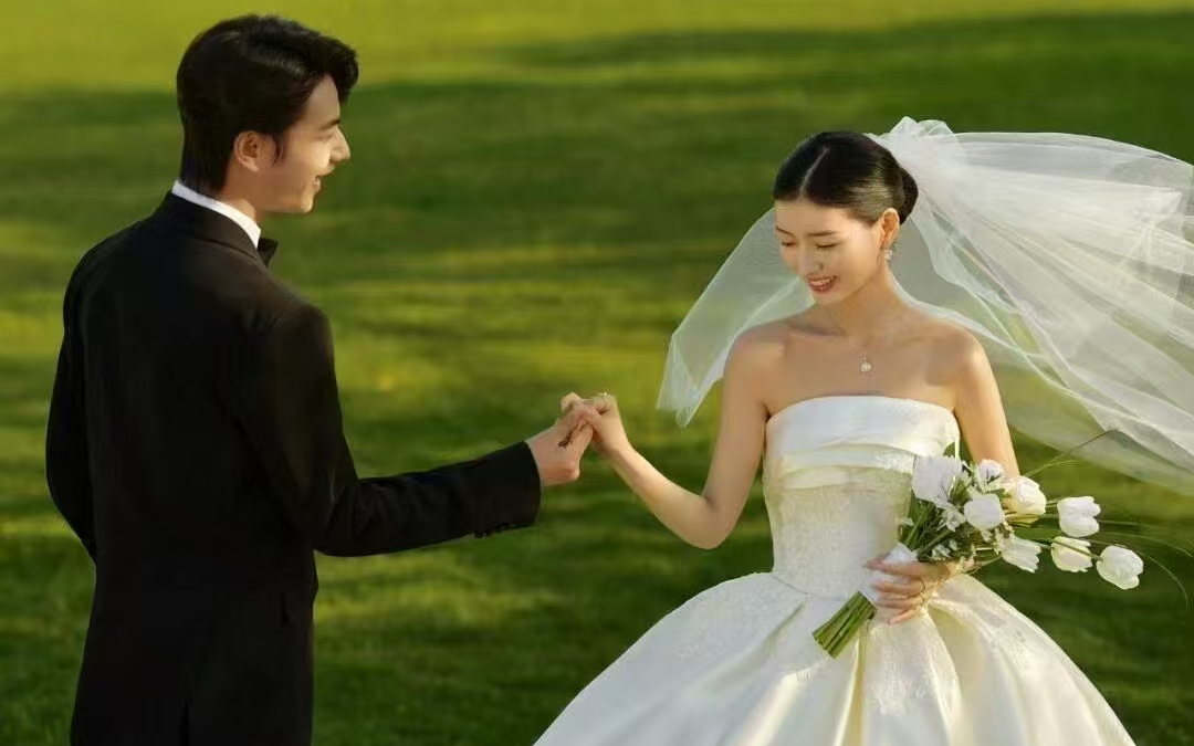 【施華洛藝格】草坪抹胸緞面婚紗照