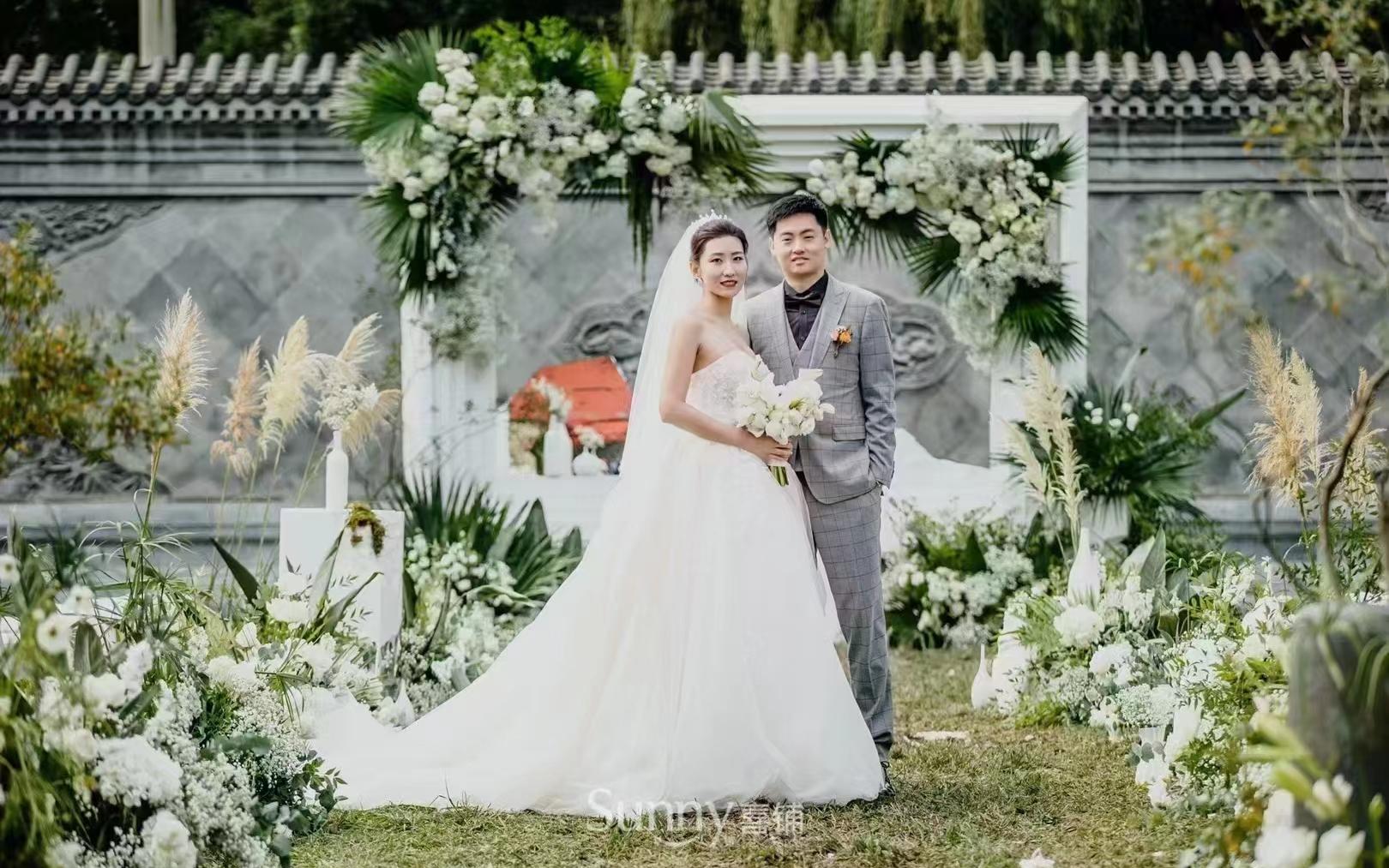 简约浪漫的户外草坪婚礼 