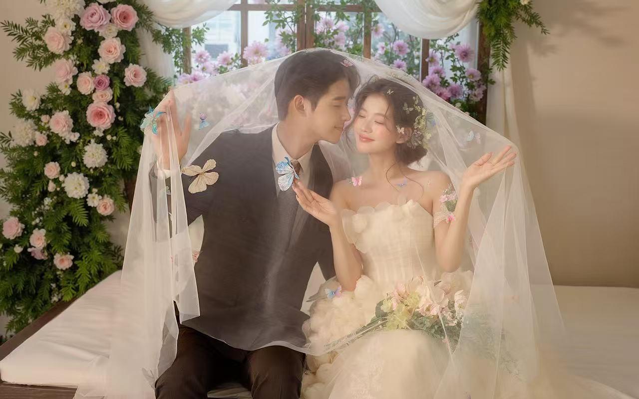 【到底是誰(shuí)還沒(méi)拍少女感花房婚紗照吖】