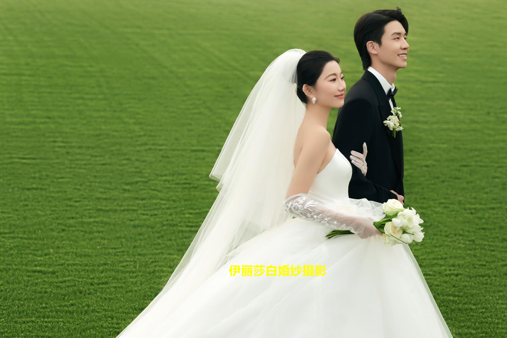 拍婚纱照3888套餐有跟妆+秀和+礼服 4699