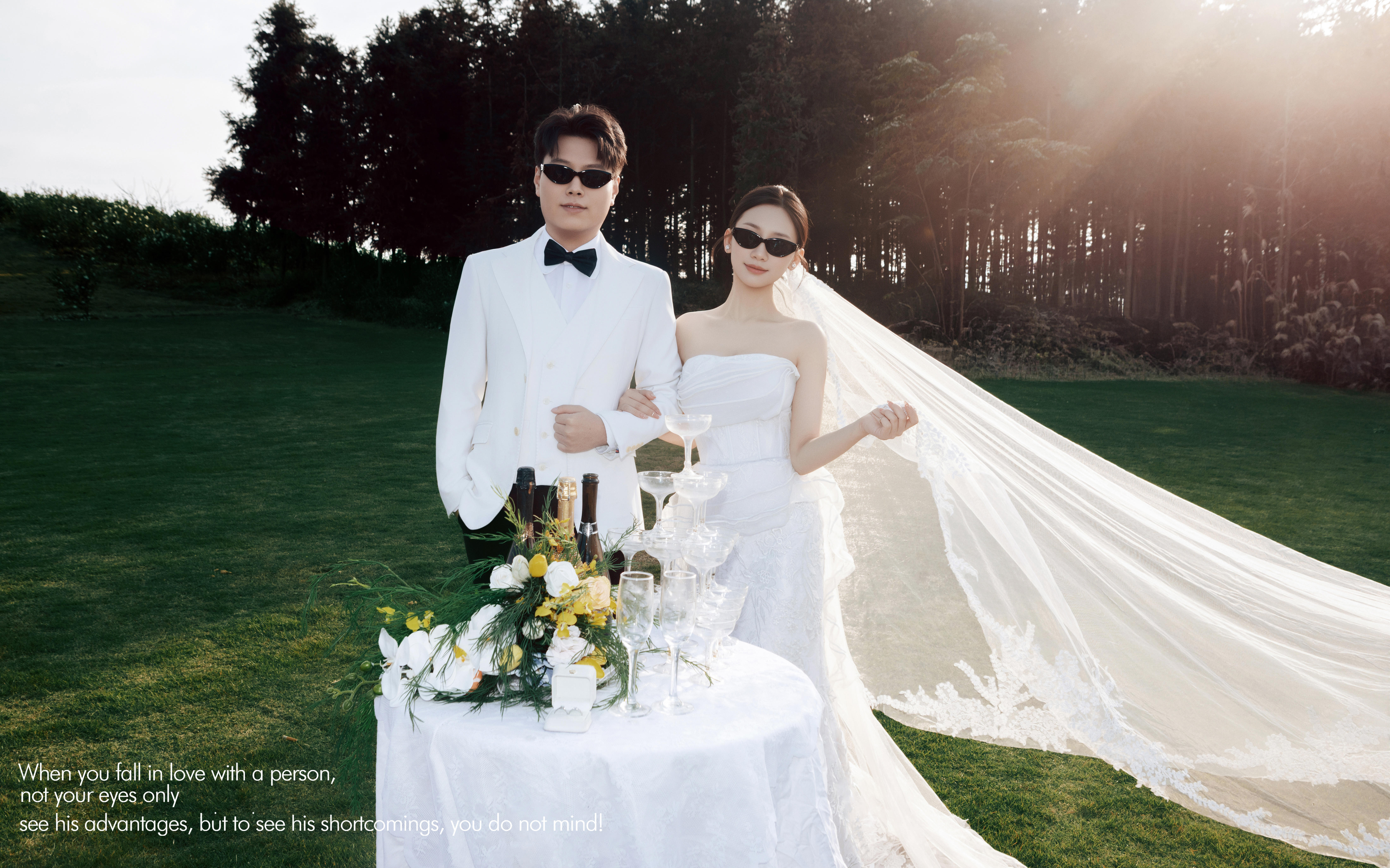 难怪年轻人都喜欢🍃草坪婚纱照也太浪漫～