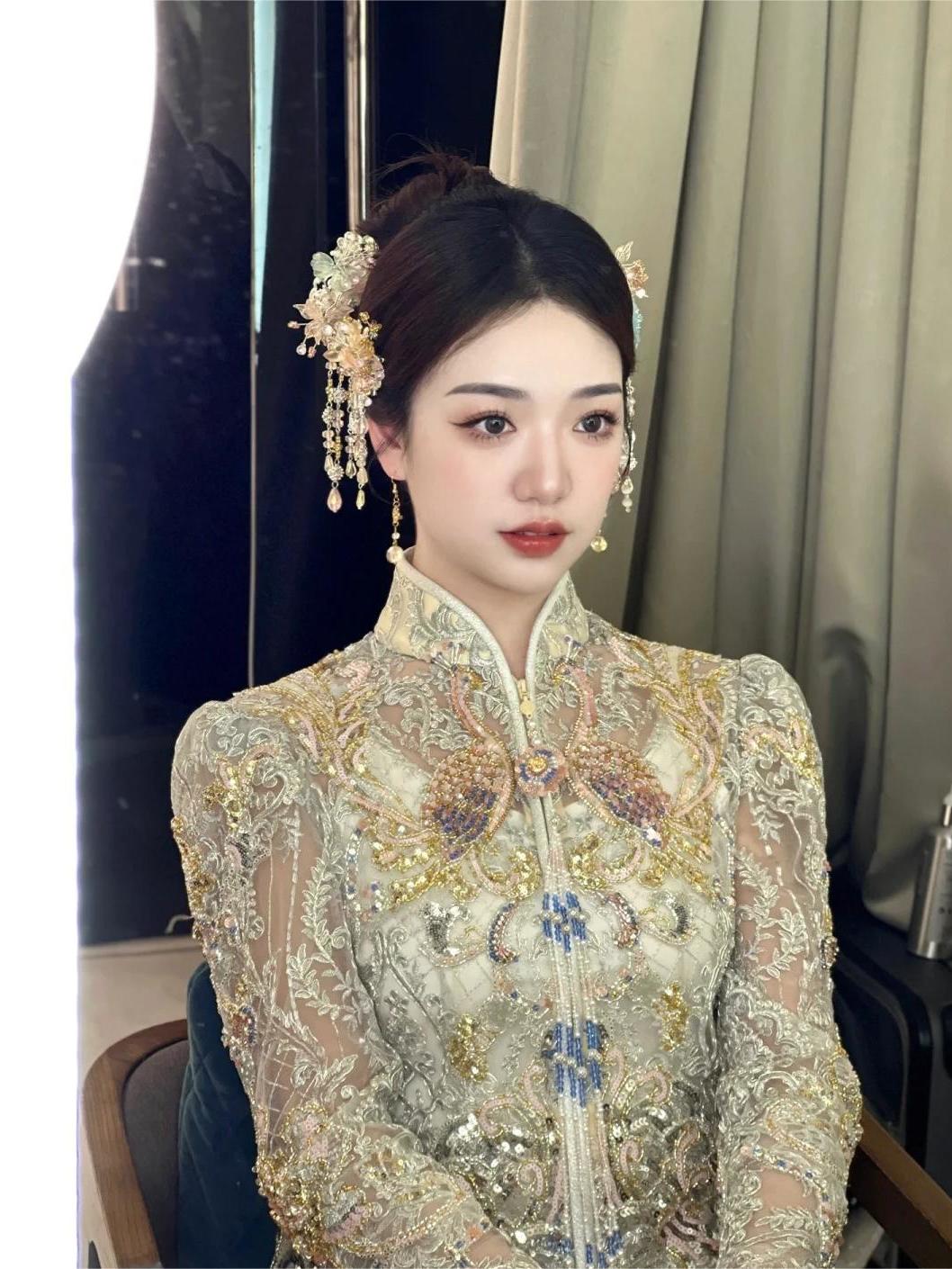 减龄俏皮中式秀禾妆