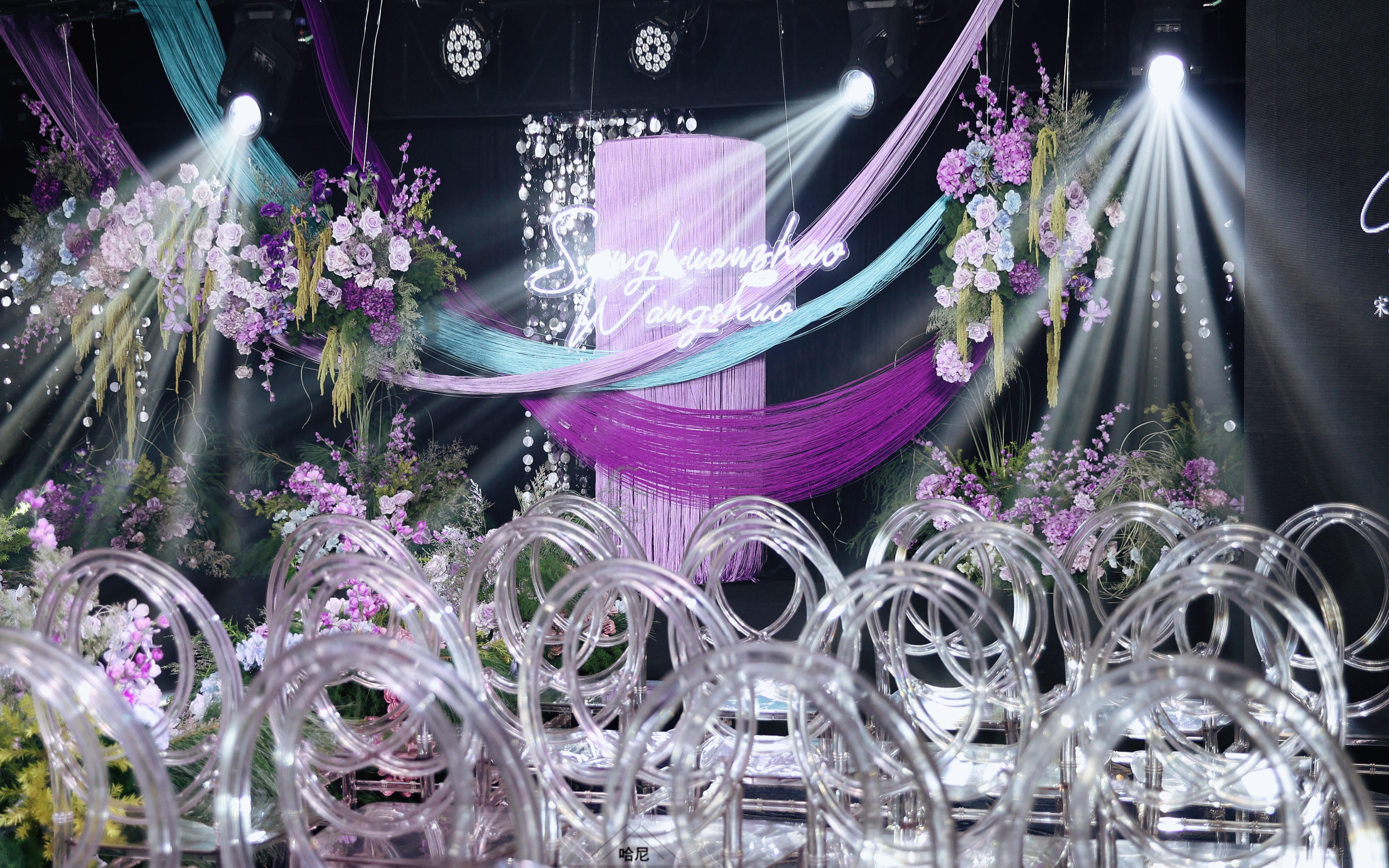 现场满满的高级感3米厅高小预算蓝紫色婚礼