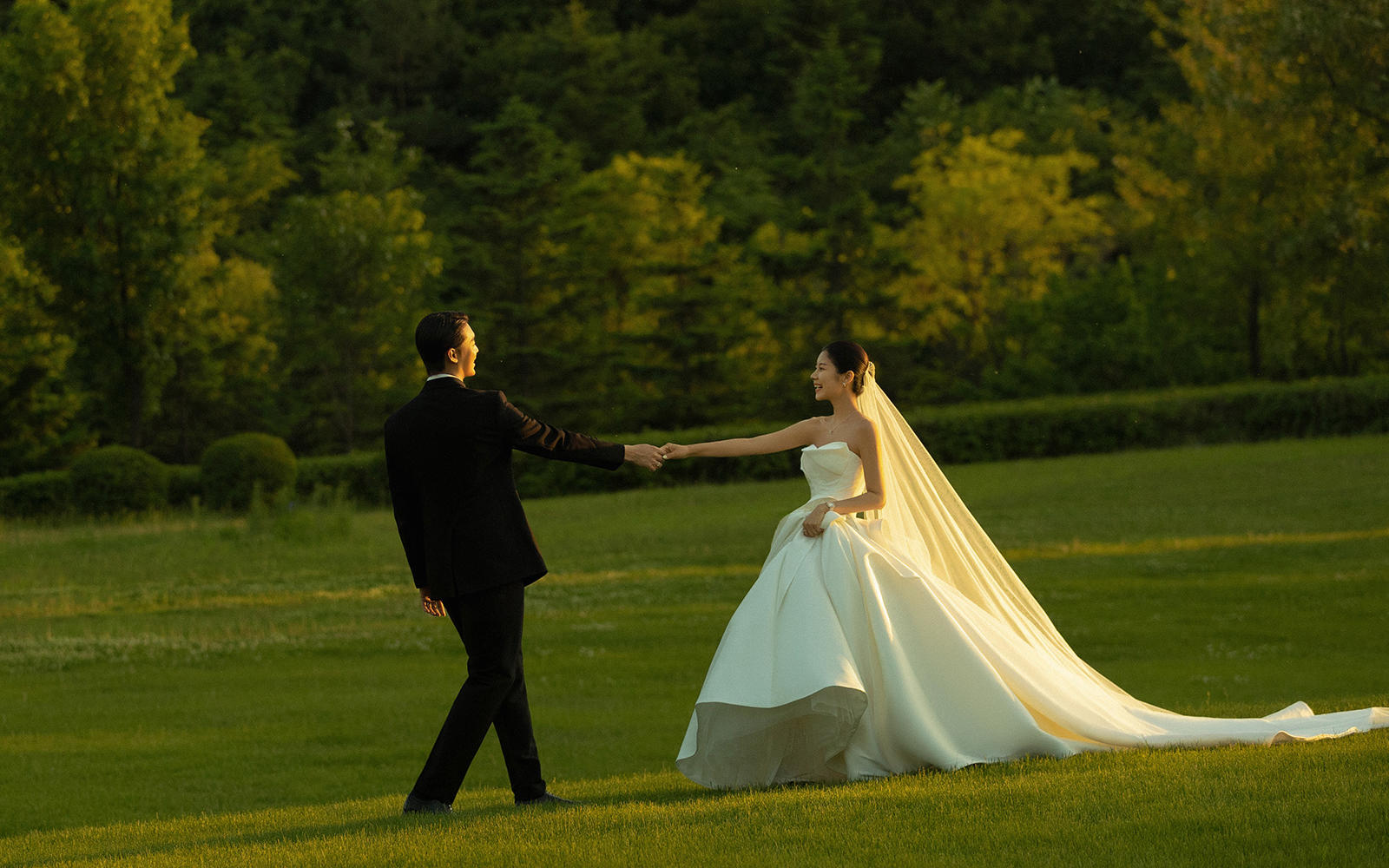 氛围感拉满❤这组夕阳草坪婚纱照赢麻了