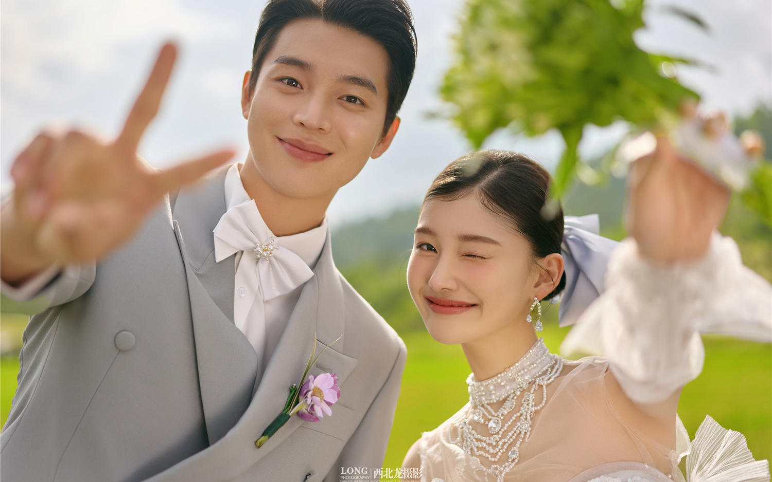 【西北龙摄影】明媚草坪婚纱照