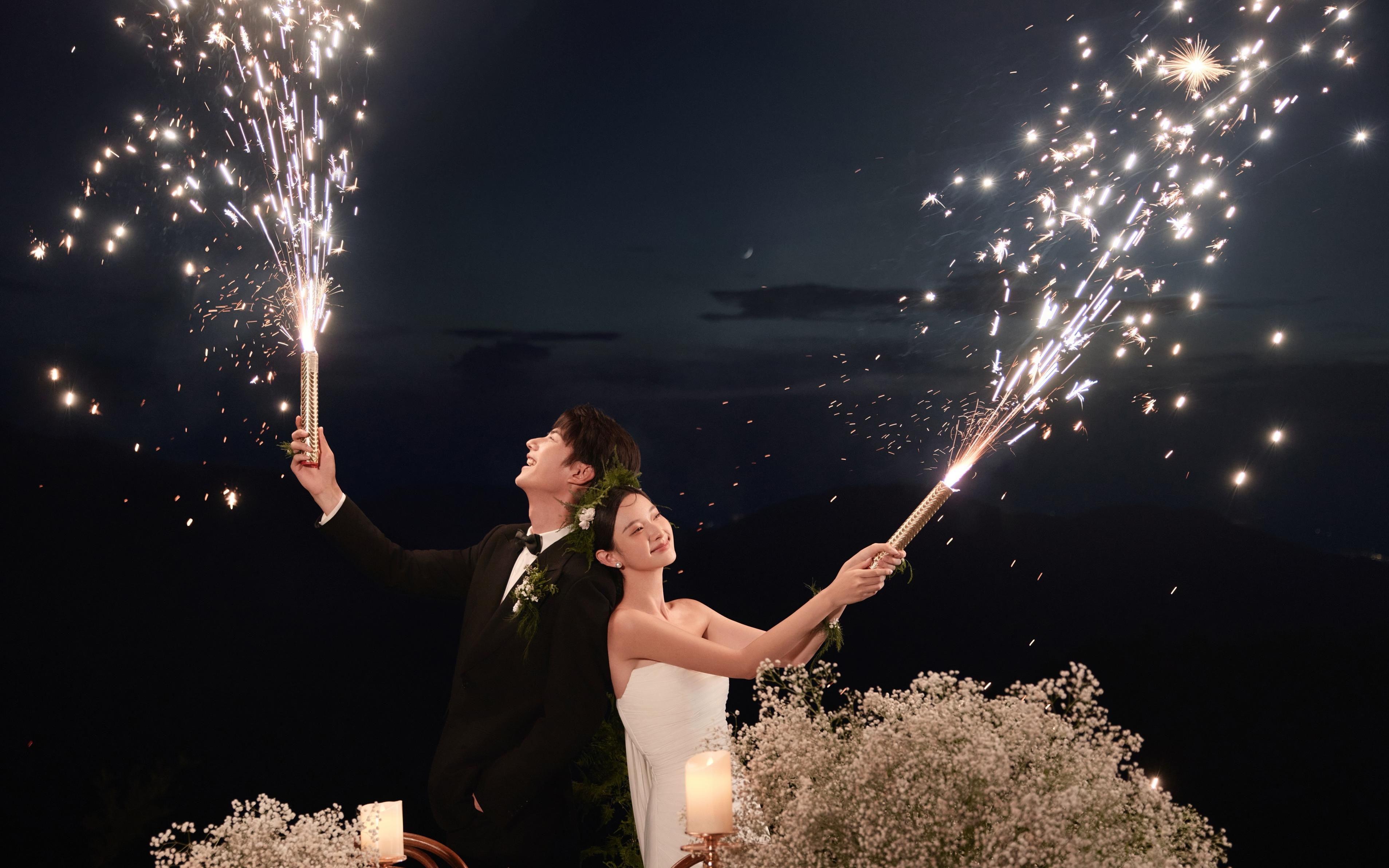 【夜景婚照】仙女棒点亮海边夜，这组婚照甜到天花板