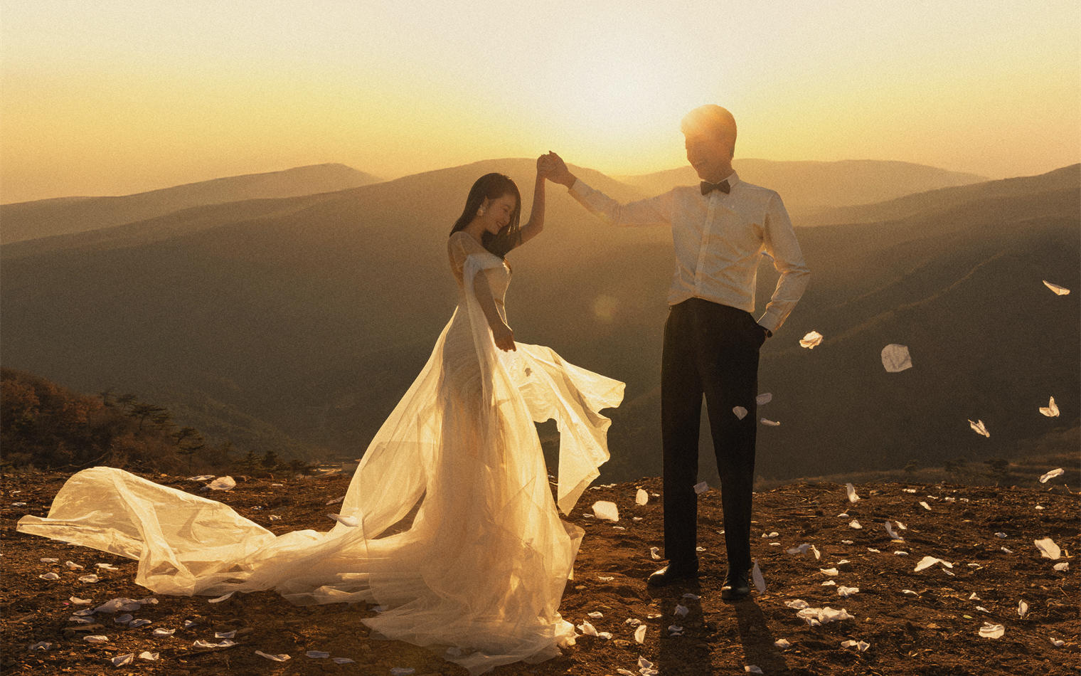 山景夕阳氛围感婚纱照