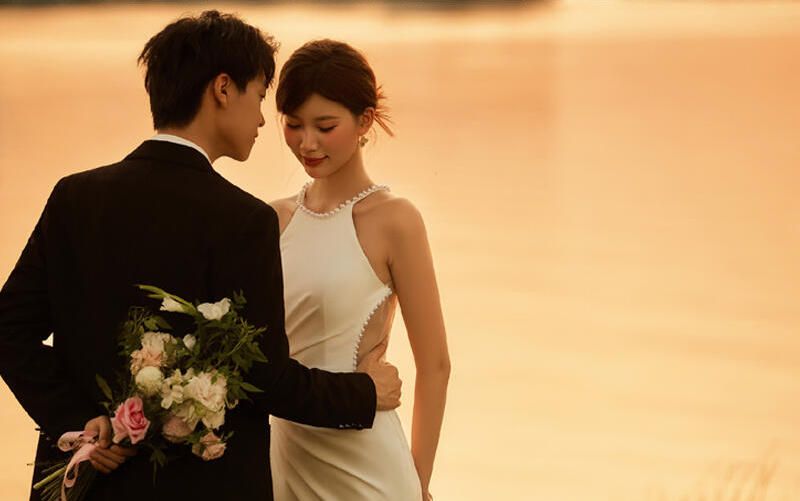 美美夕陽(yáng)浪漫！湖邊婚紗照!