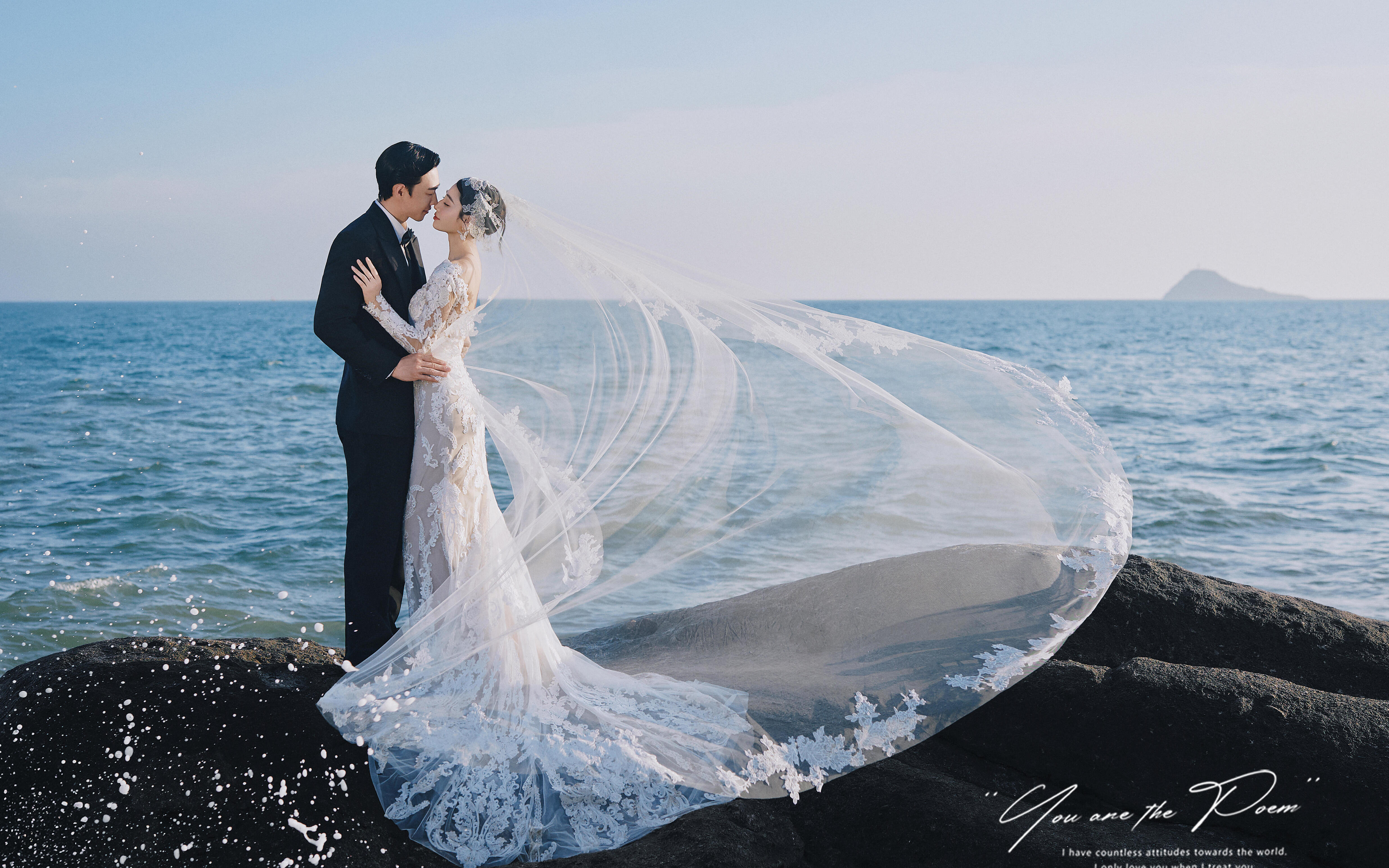 十光堇 | 礁石婚纱照，浪花像碎钻般凝聚又散开