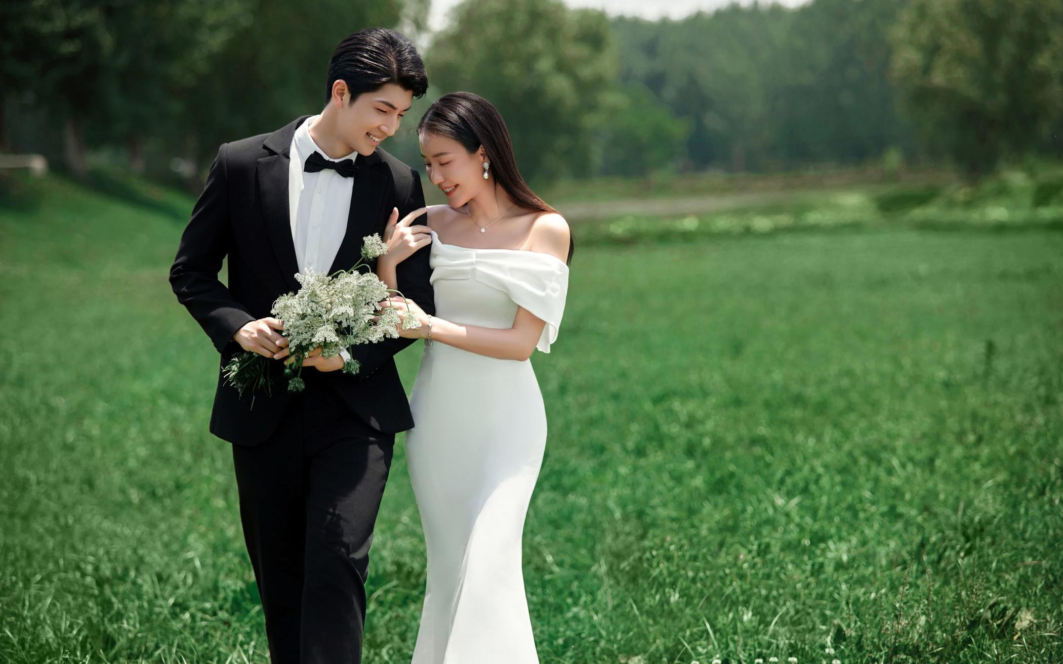 誰懂這感覺！突然就get到草坪婚紗照的美了