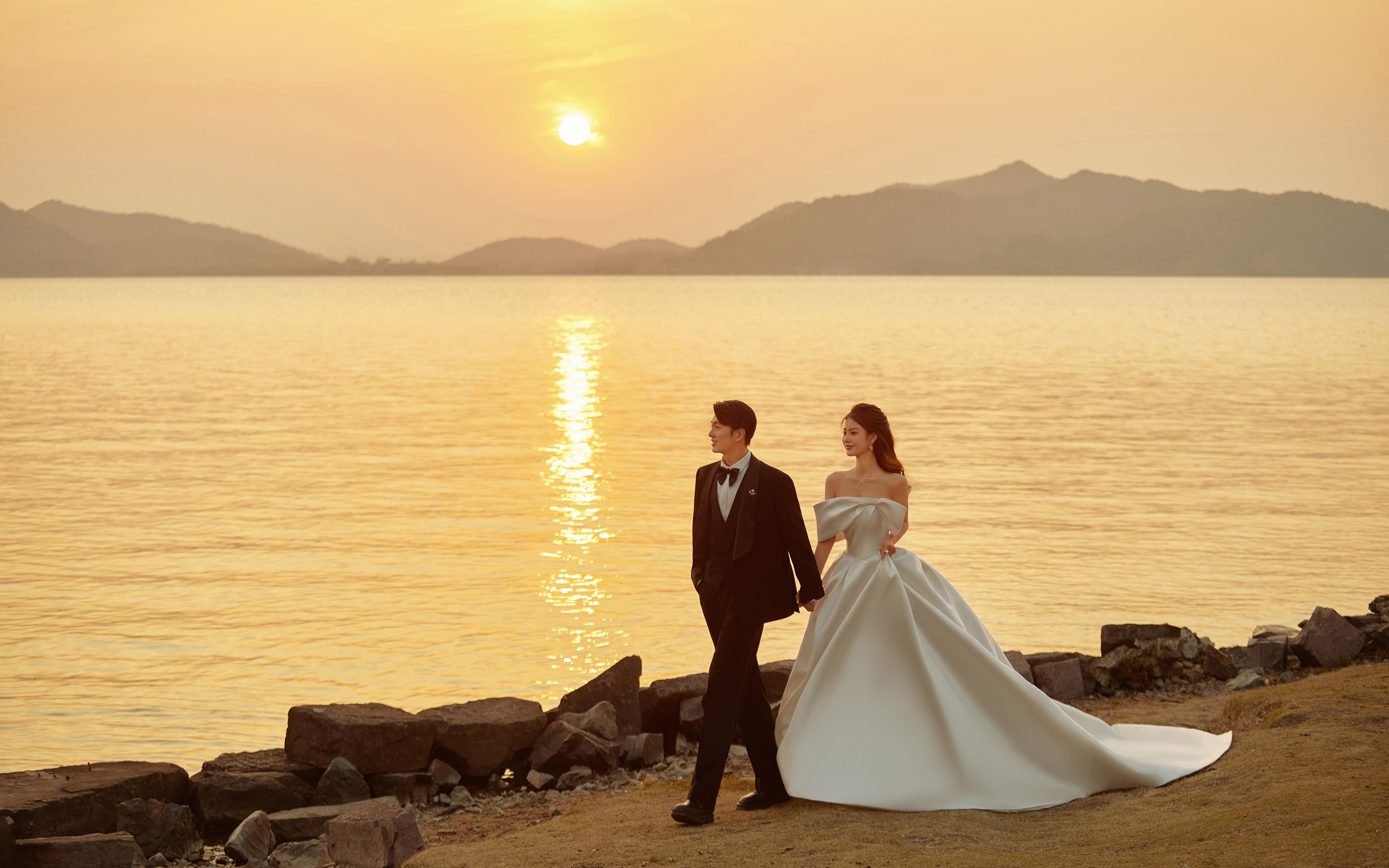 【江边婚纱照】与夕阳撞了个满怀，定格浪漫时刻