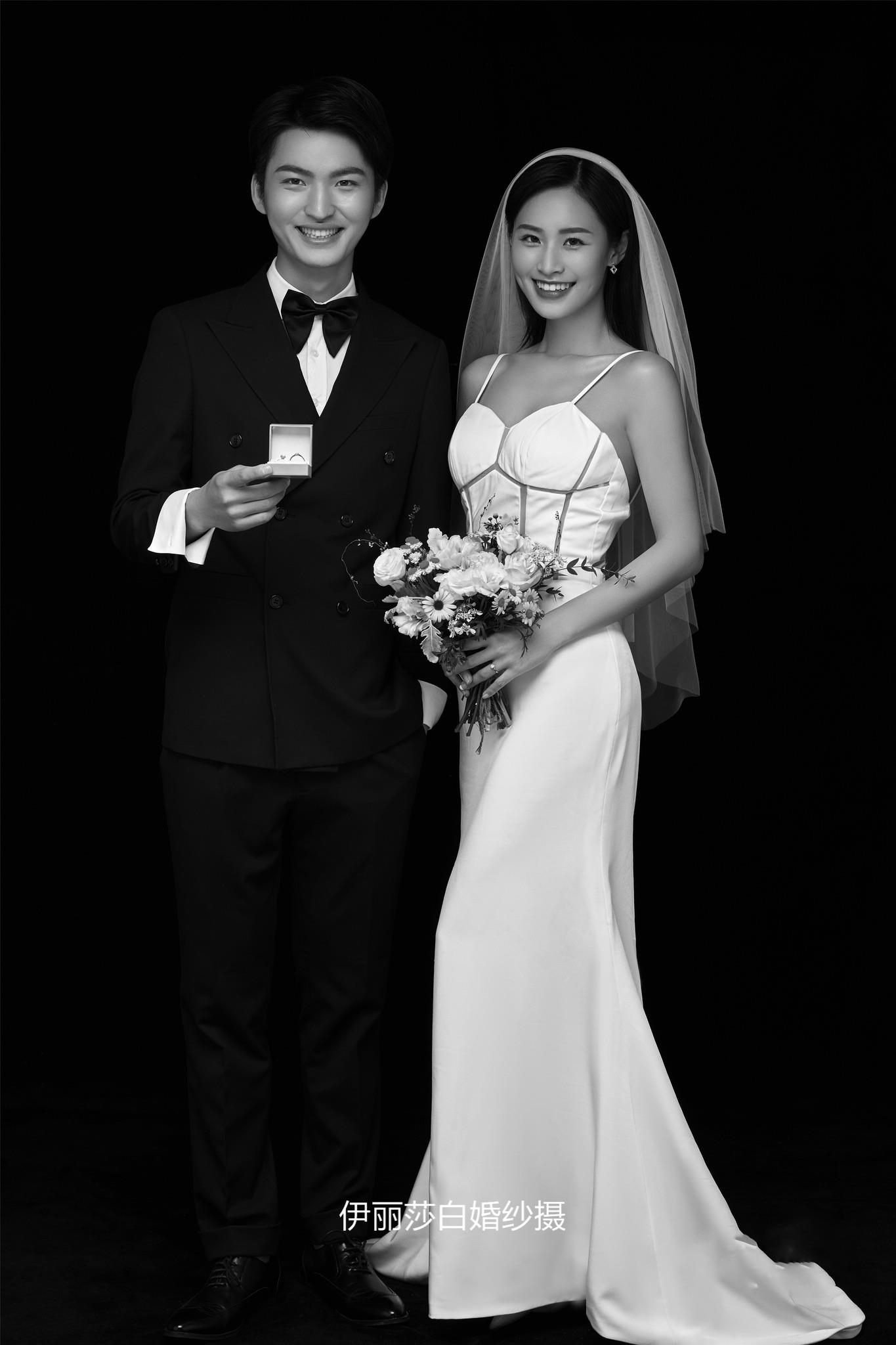 拍婚纱照3888套餐有跟妆+秀和+礼服 