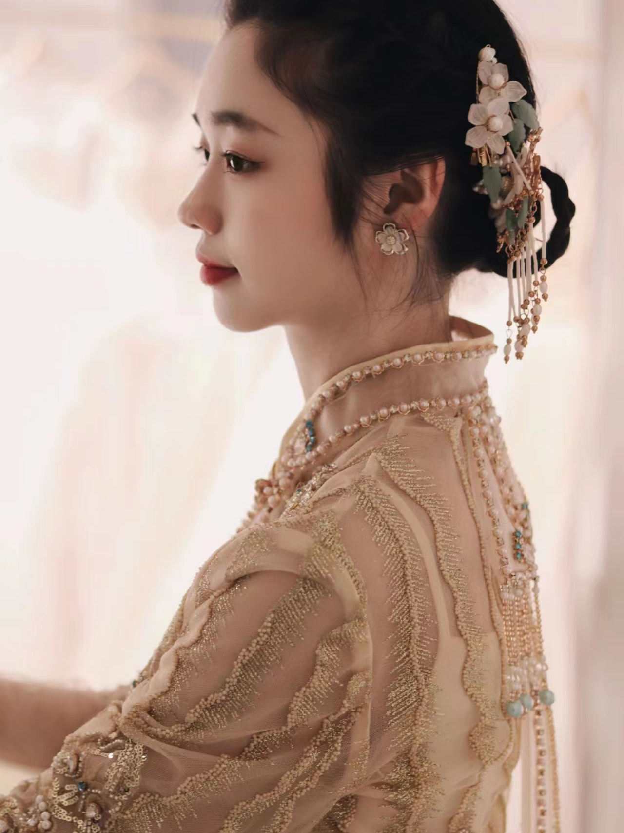 中国风 端庄灵动金色秀禾妆造
