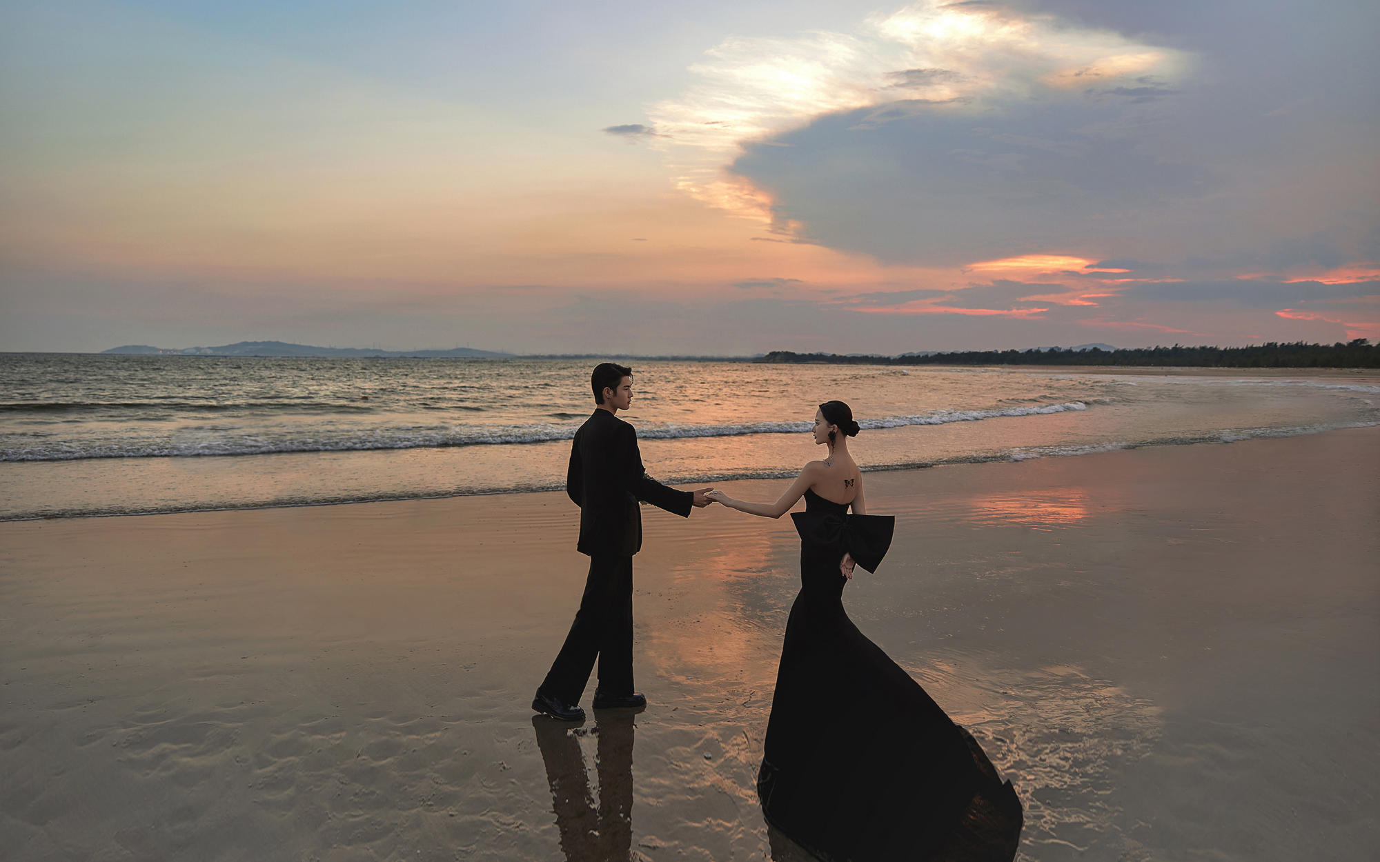 夕陽氛圍感海邊黑紗婚紗照