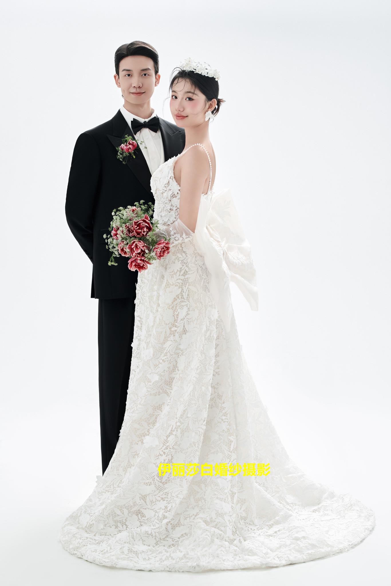 拍婚纱照3888套餐有跟妆+秀和+礼服 4699