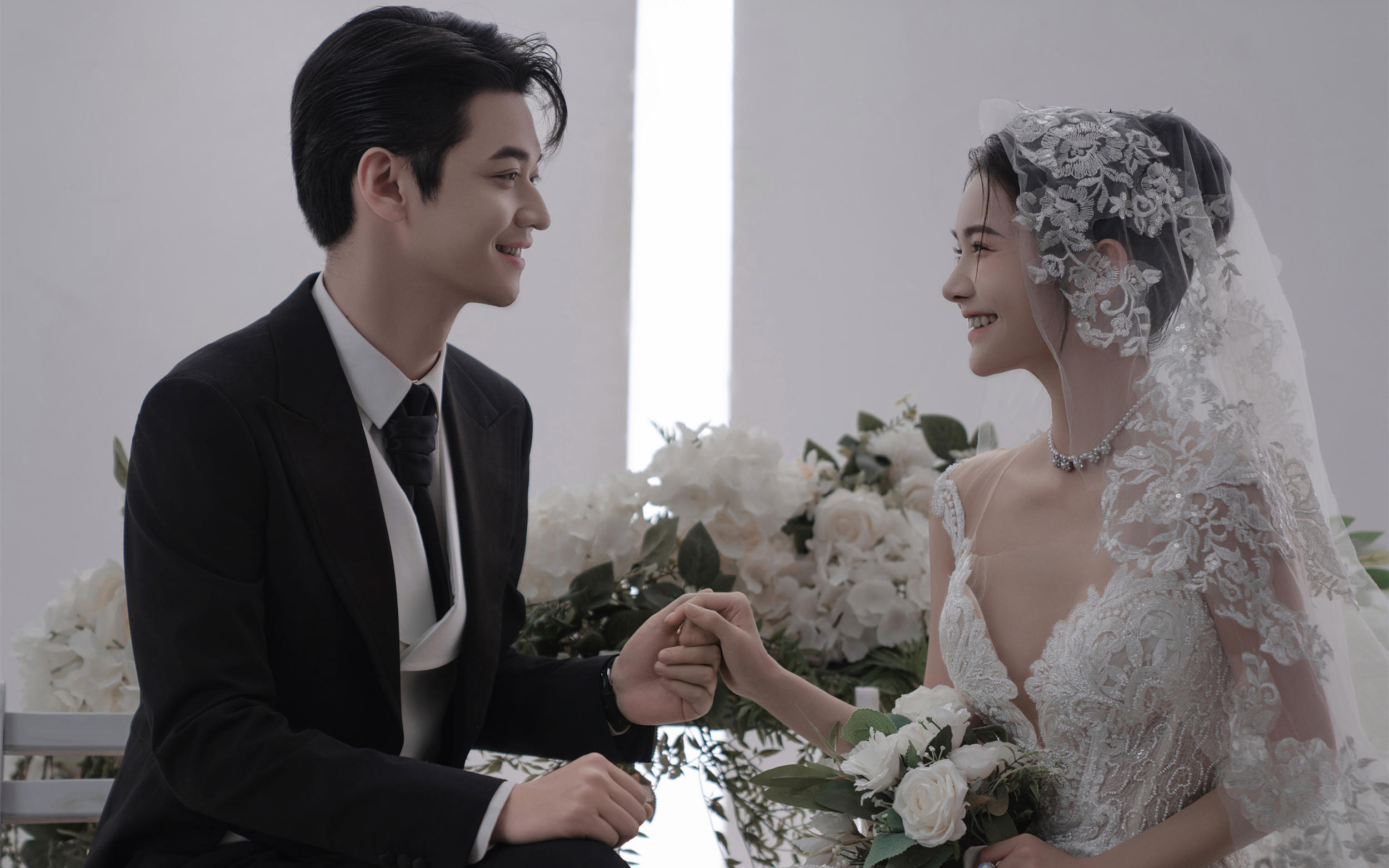 仪式感室内光影婚纱照👰‍♀️十字架圣洁白纱