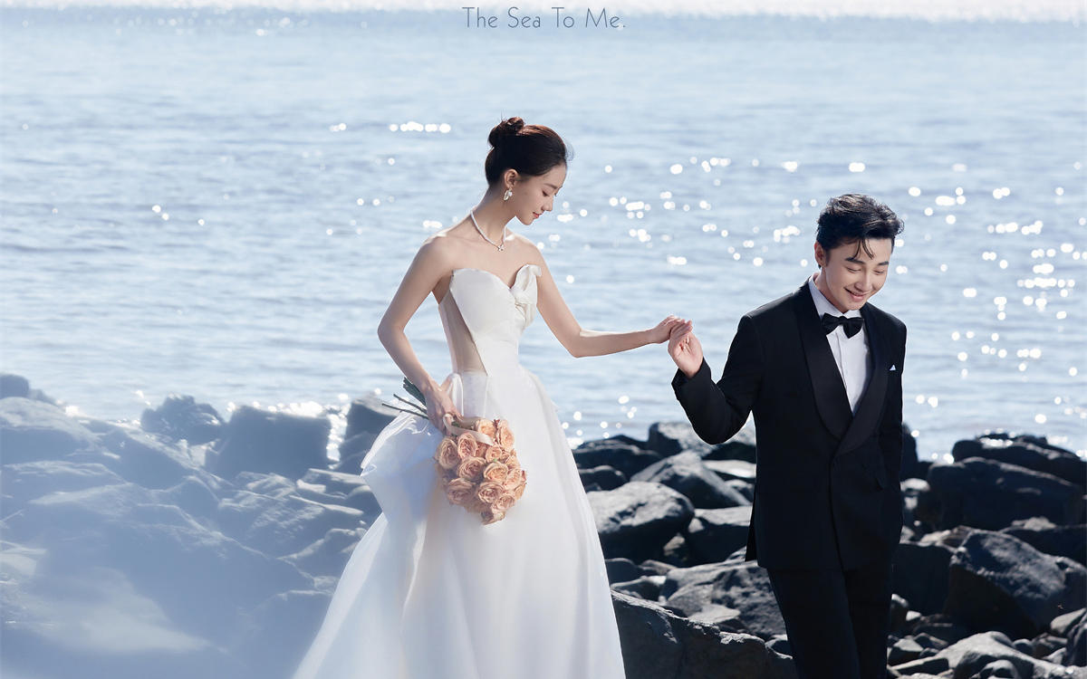 不止玫瑰有愛意，海風(fēng)與煙火同樣浪漫｜婚紗照