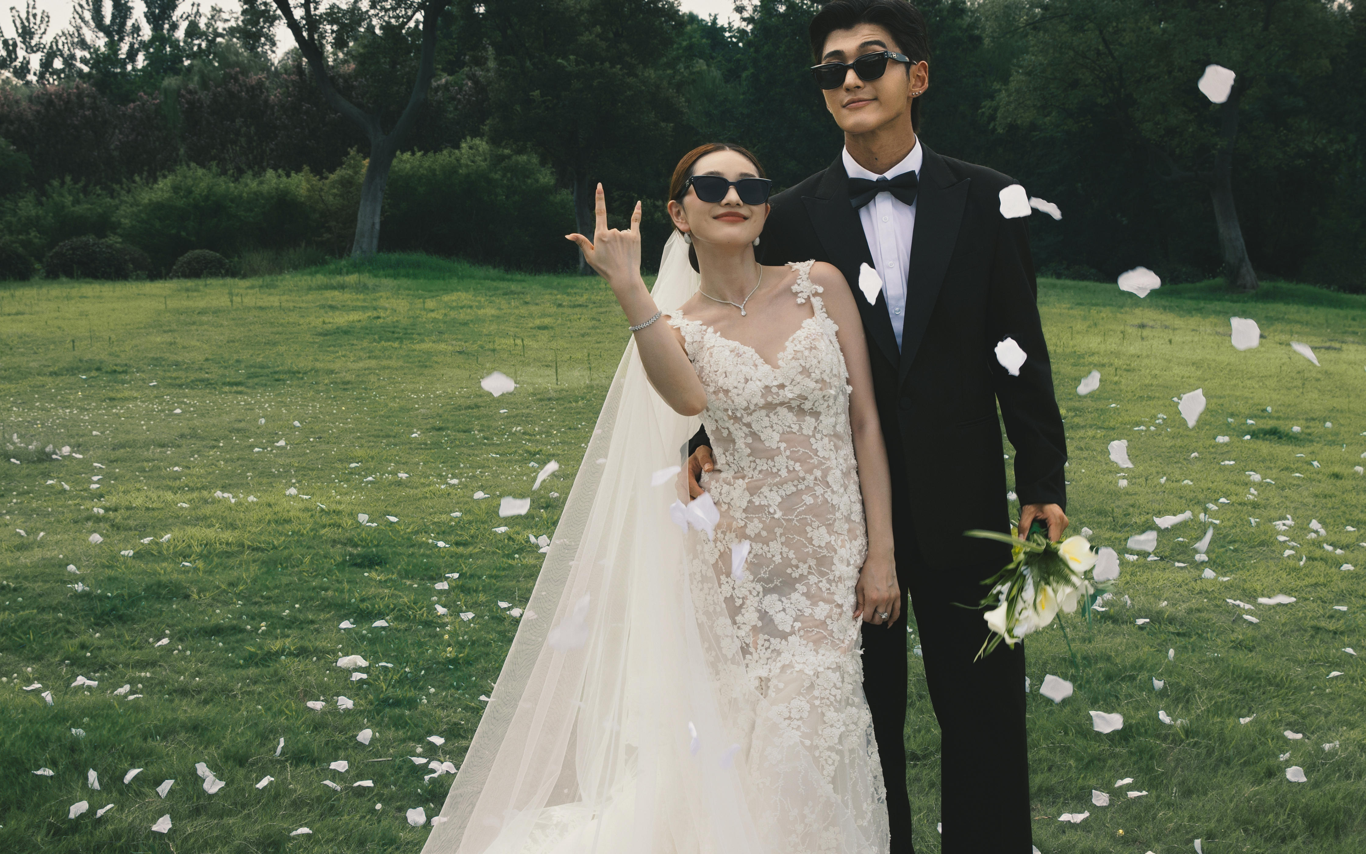 比美照更生动的，是自由和生命力