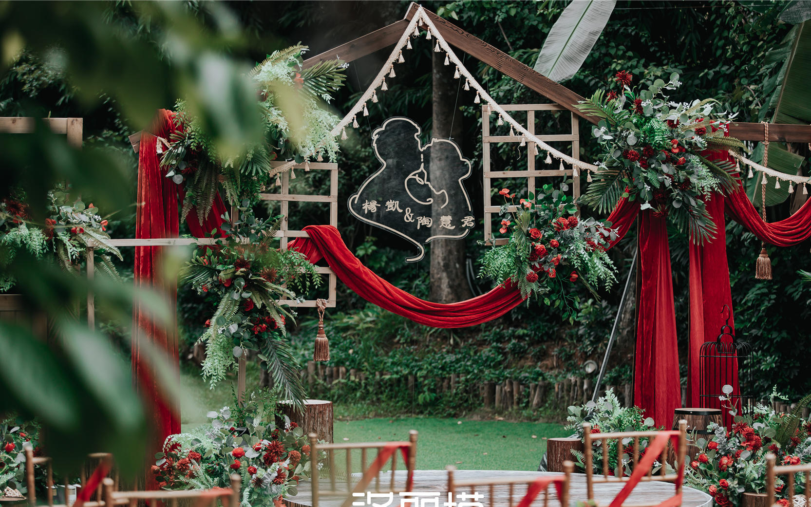 洛丽塔婚庆+禄庄花园餐厅丨红绿色氛围感色系婚礼