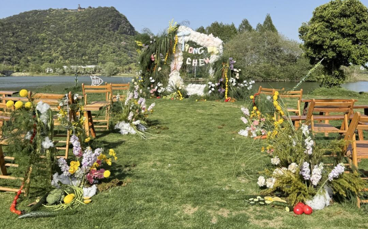 谁懂啊！在山水环绕的草坪办婚礼也太浪漫了