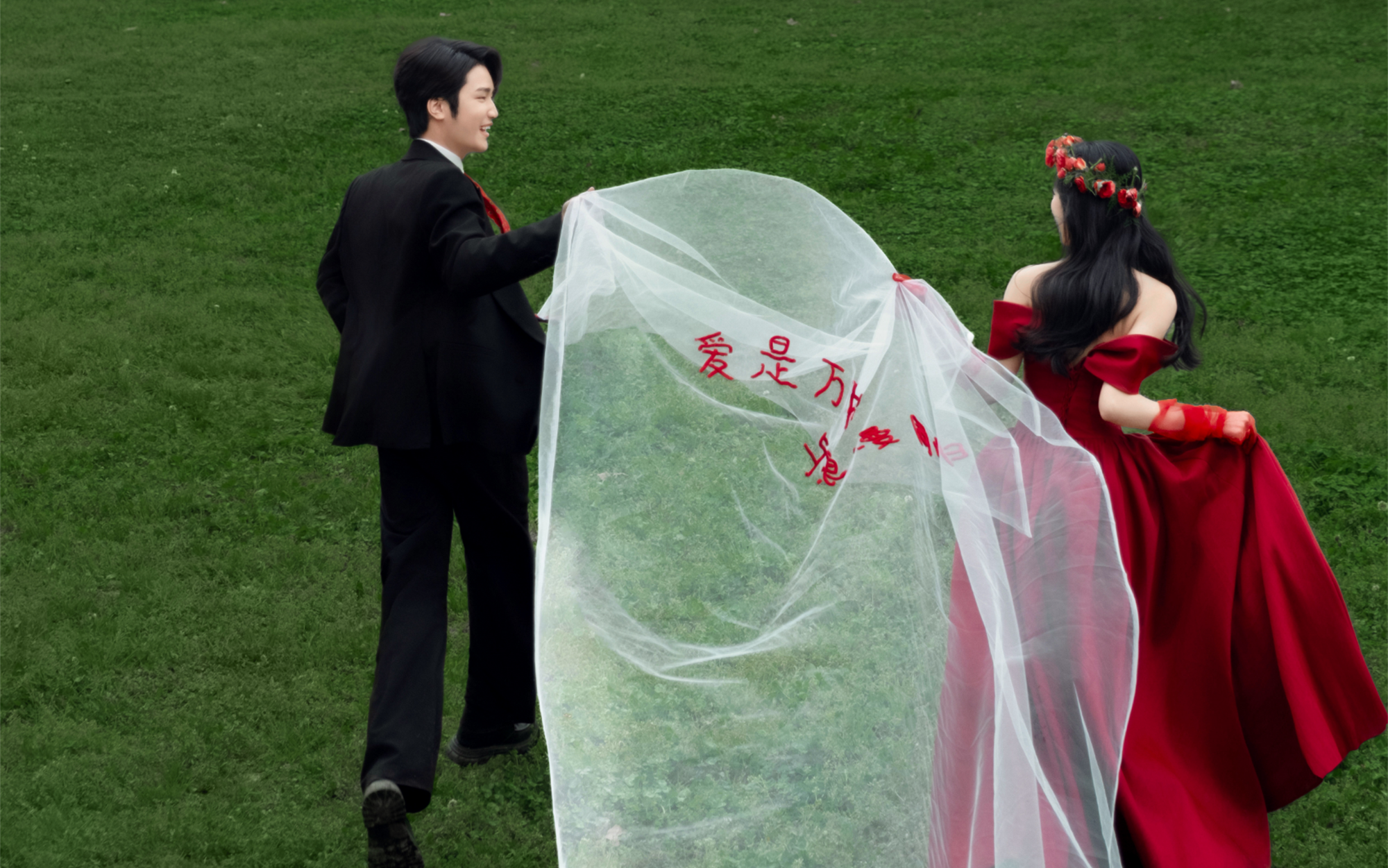 婚纱照的仪式感，是红玫瑰给的🌹