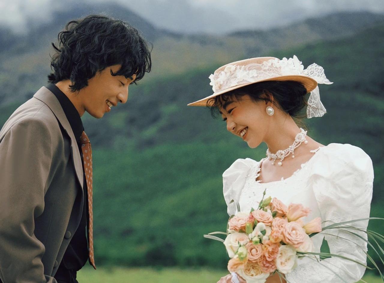 森系草坪婚紗照??與春日的溫柔撞個(gè)滿(mǎn)懷