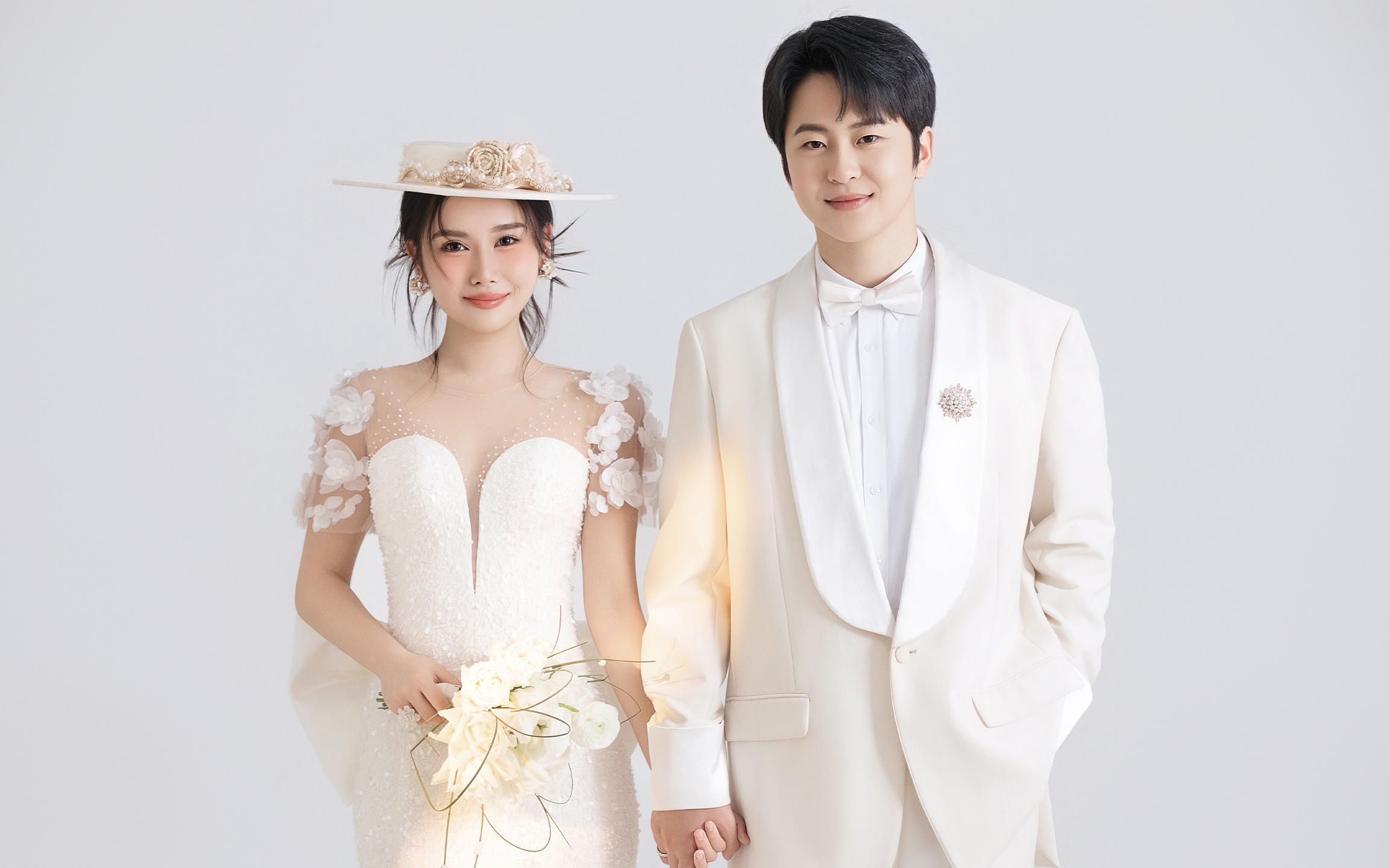 以極簡(jiǎn)純色為底色的韓式婚紗照