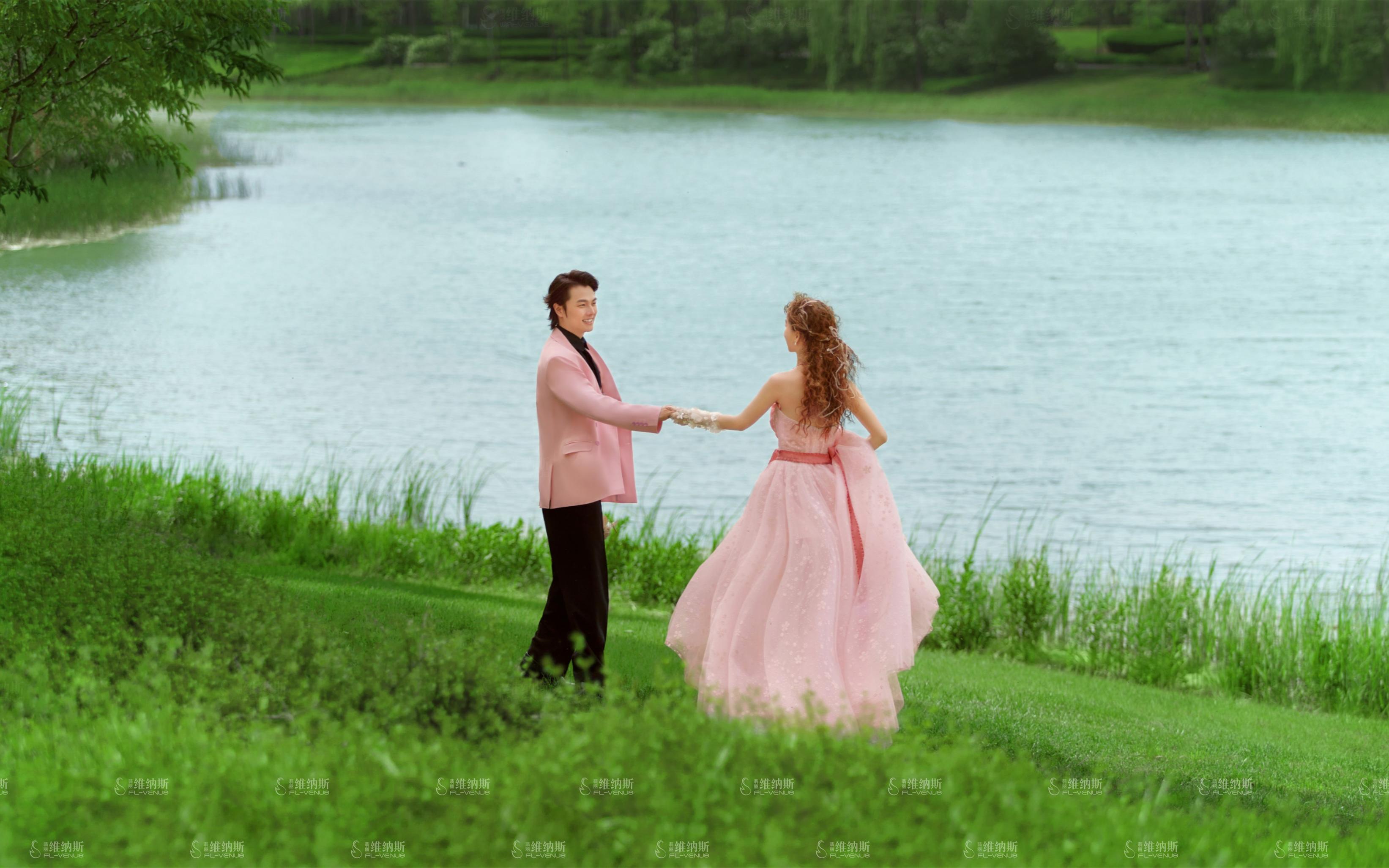 美得像电影截图 超治愈的森系草坪婚纱照