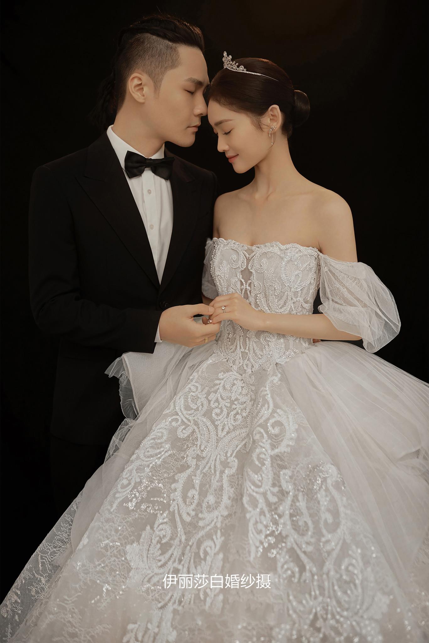 4699套餐送：跟妆+新娘4套+伴娘服+伴郎服 