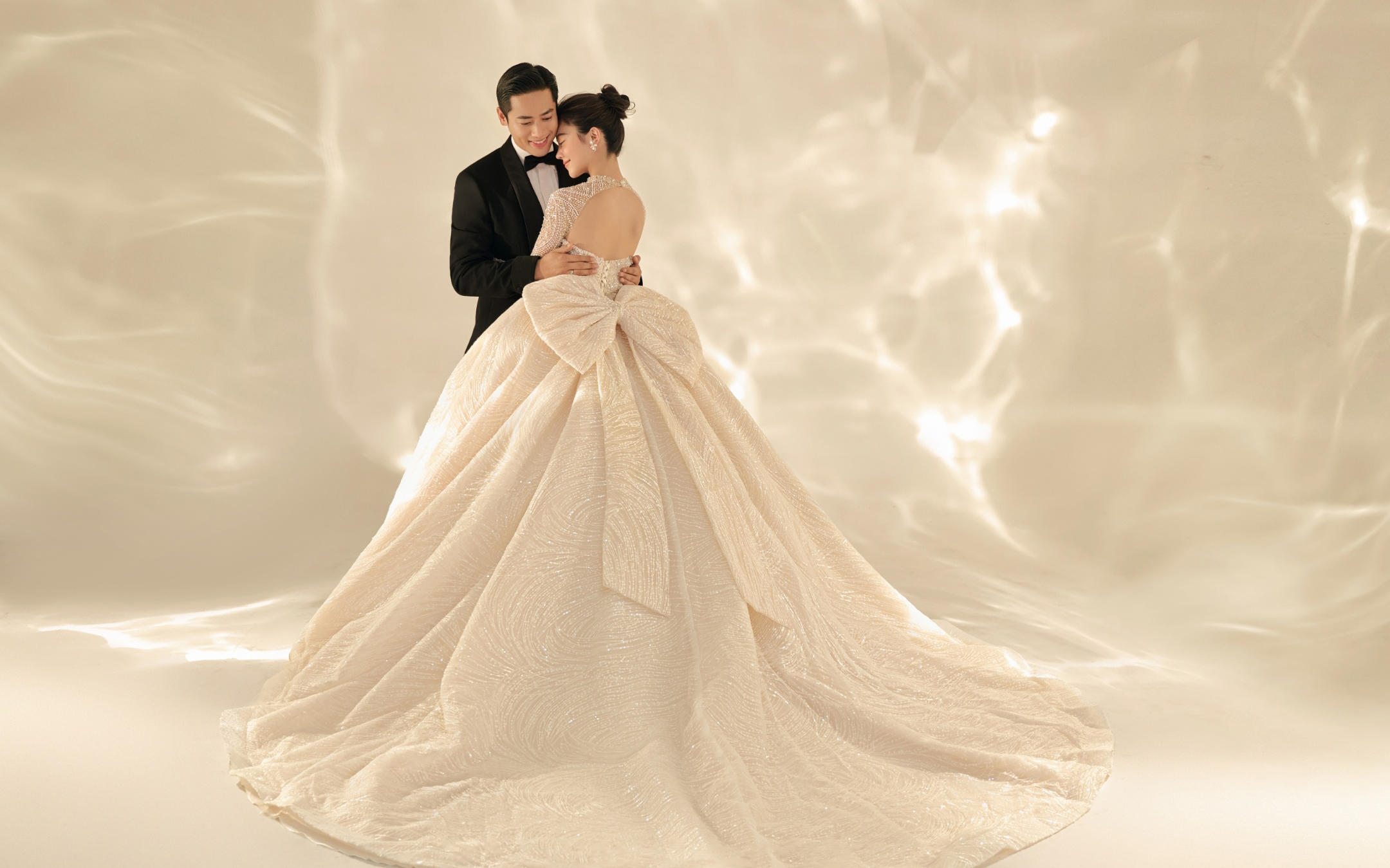  光影下的公主婚紗夢??，高貴氣質(zhì)自然綻放?