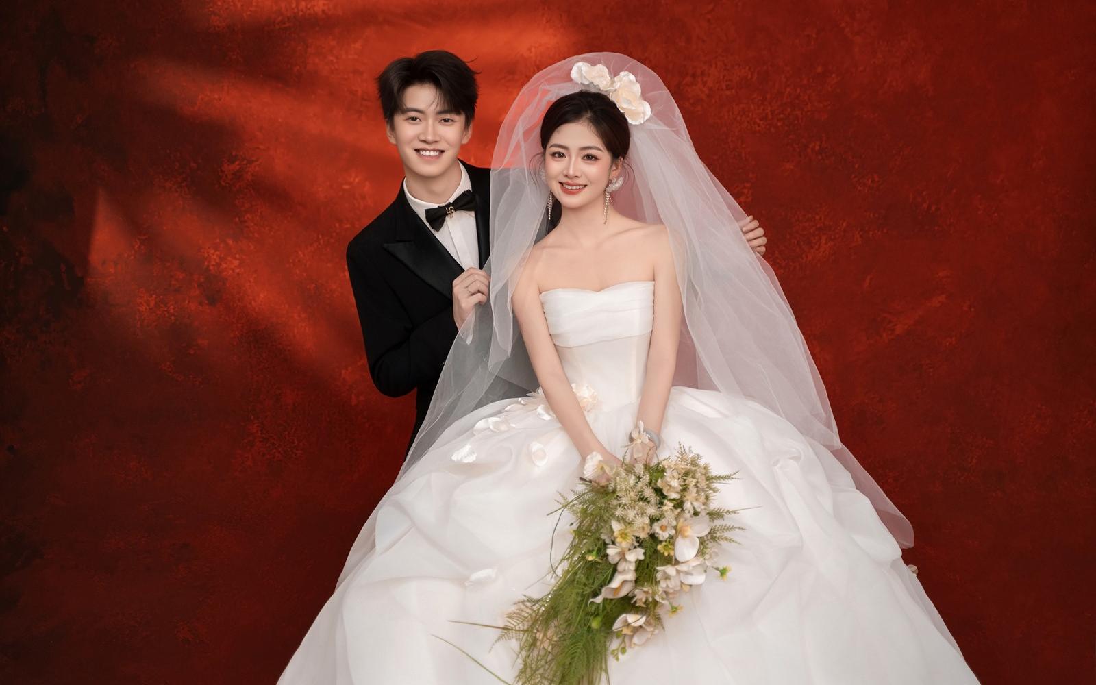 强推🔥高级又出片的轻复古红底光影婚纱照