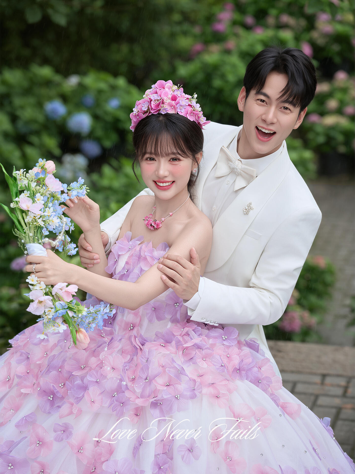 【秋季钜惠】草坪电影感婚纱照+拍摄服装任选