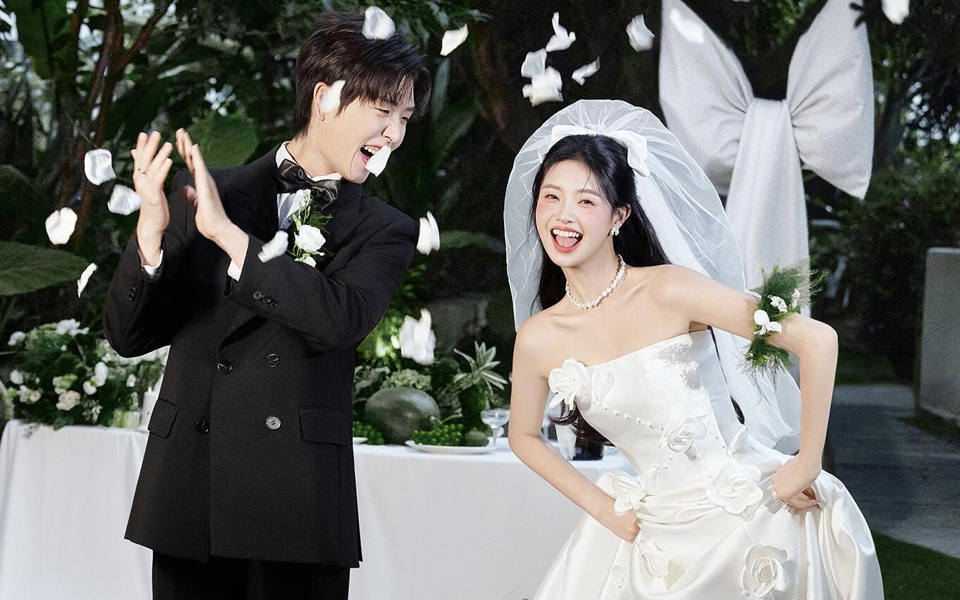 森系草坪婚纱照 每一帧都是浪漫的见证