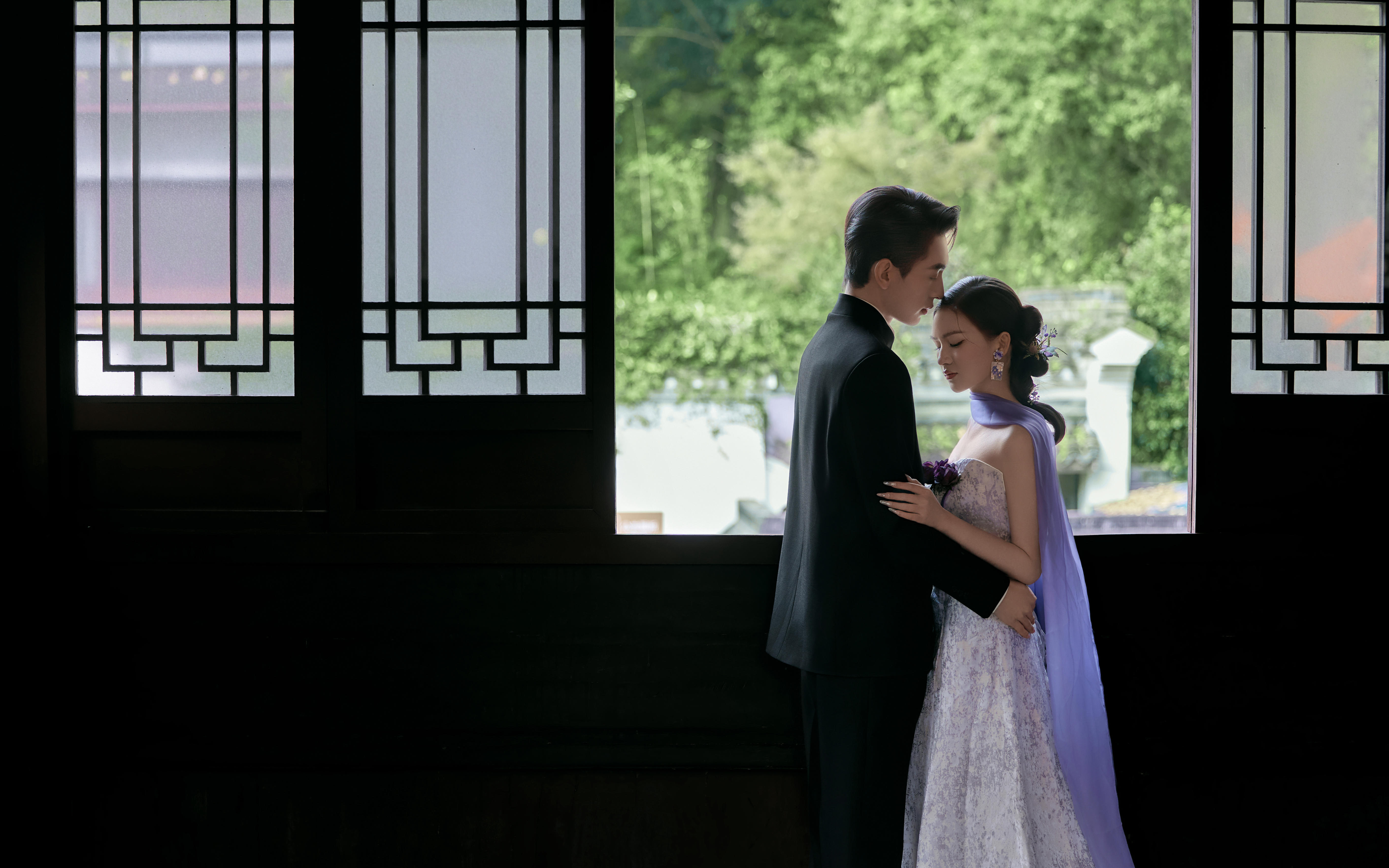 紫纱映黛瓦，中山装衬风雅，定格国风心动瞬间