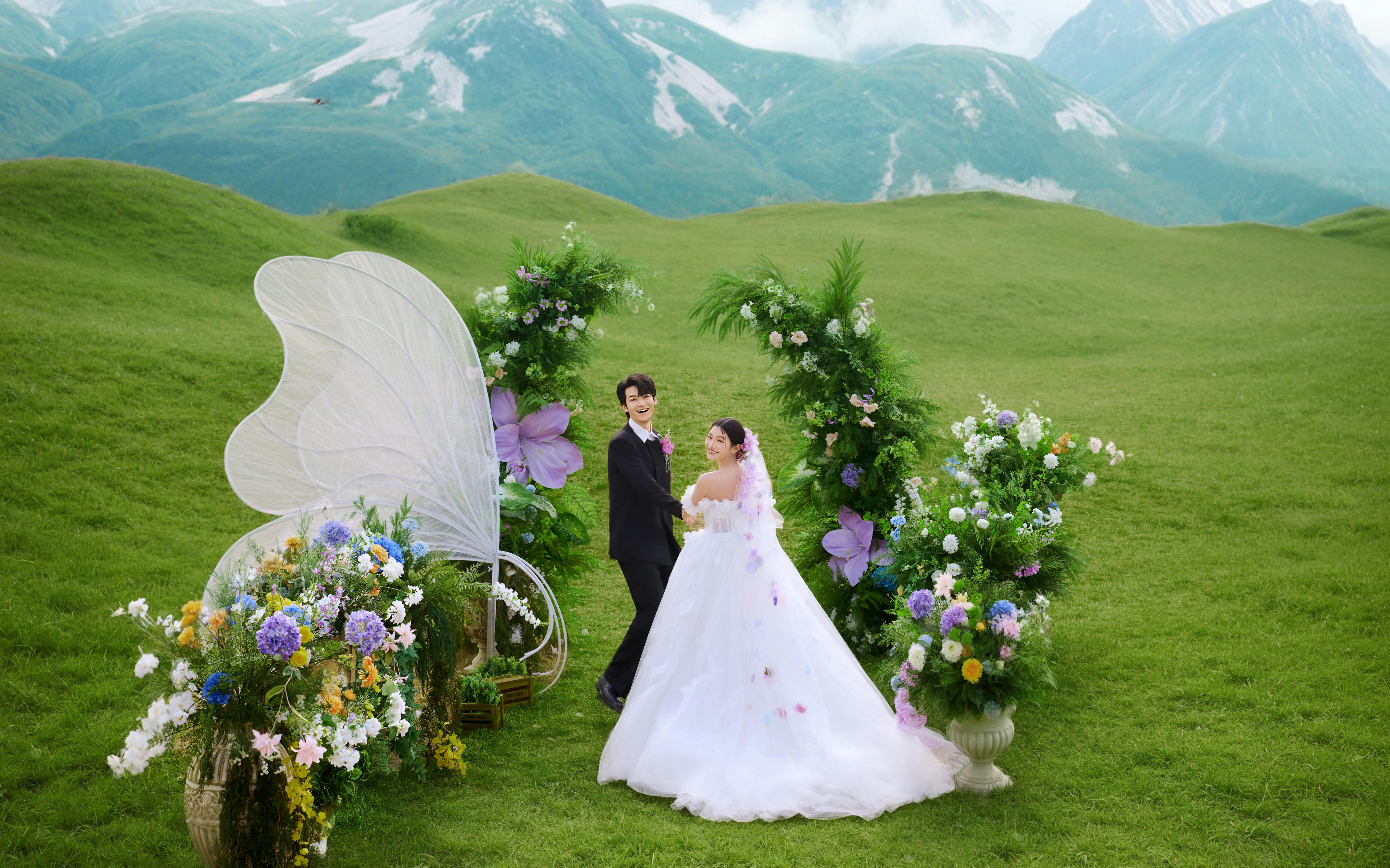 在草坪上拍一组仪式感满满婚纱照