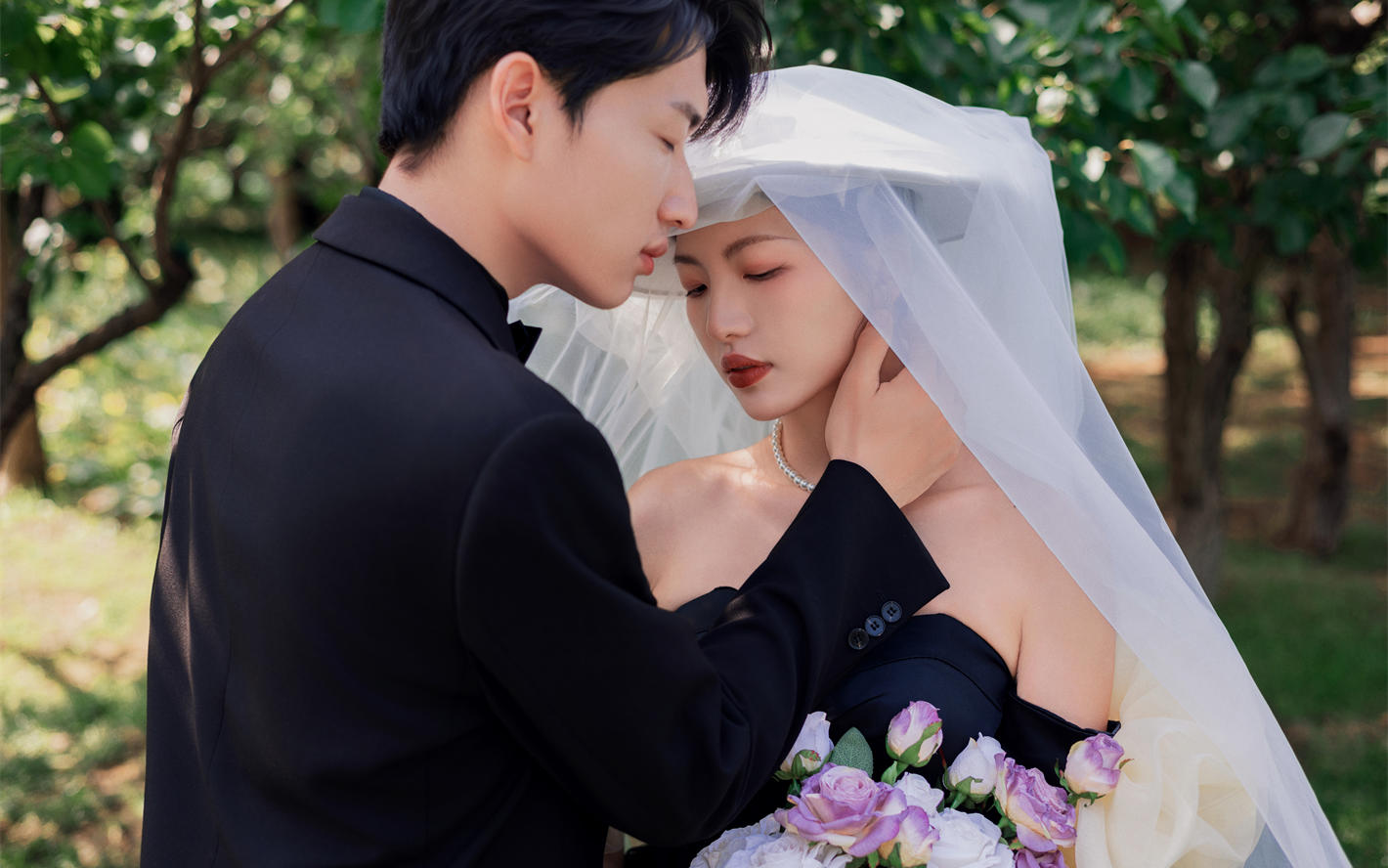 小眾黑裙草坪風(fēng)婚紗照