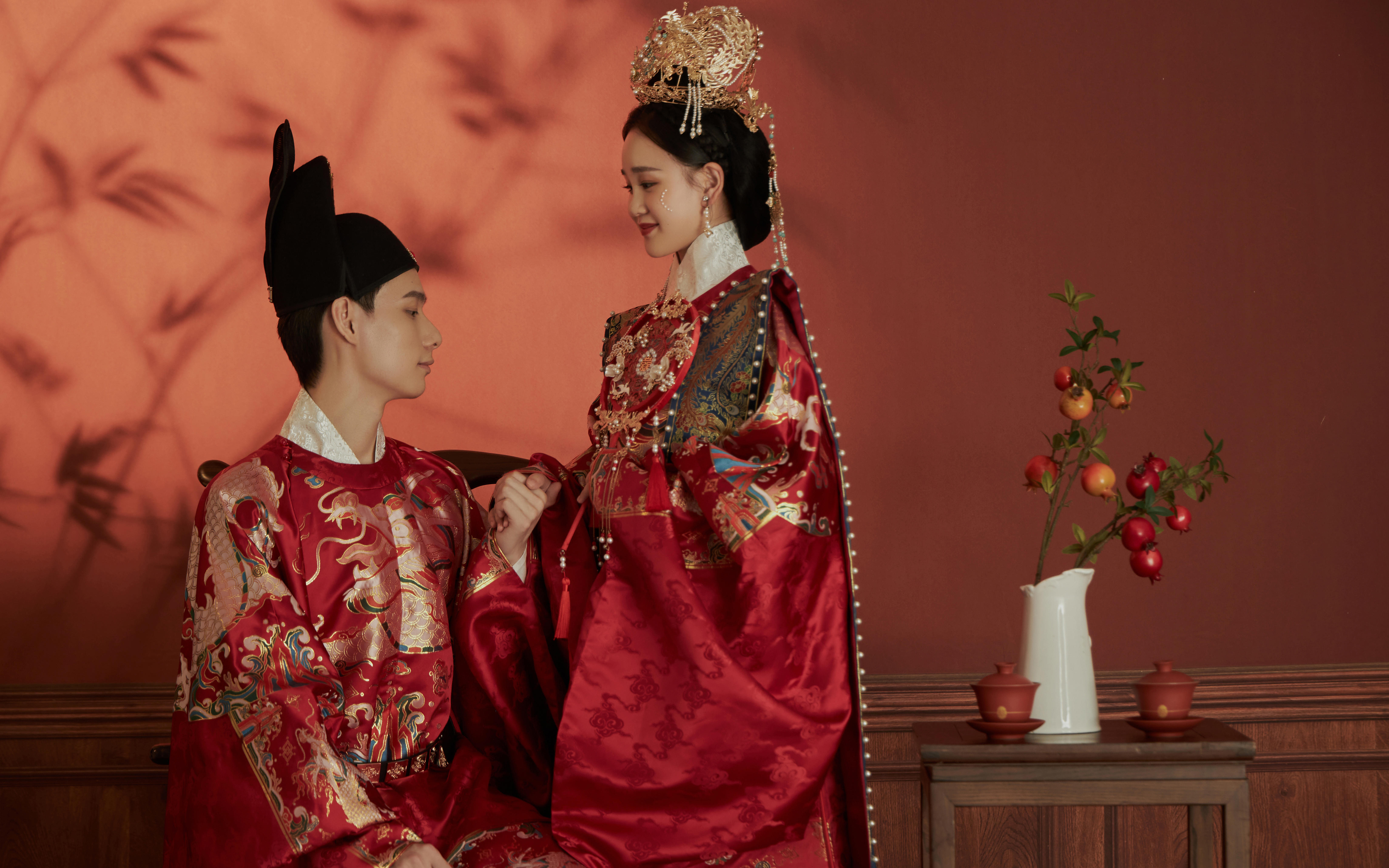 室内光影凤冠霞帔