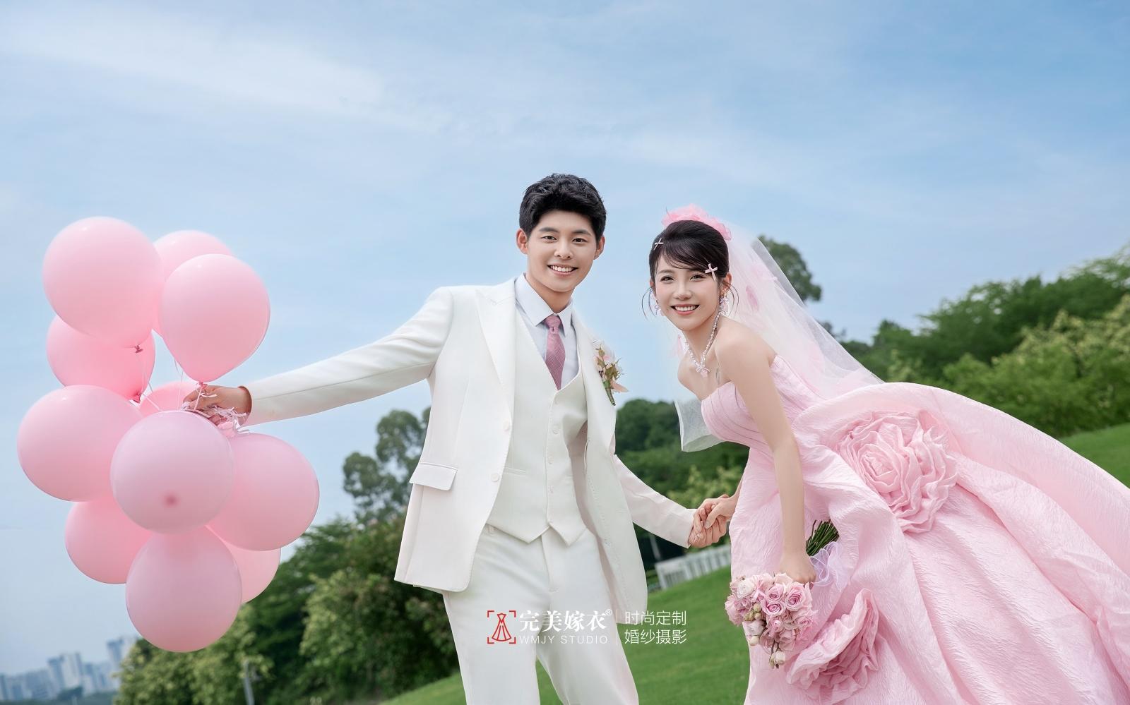【粉红爱恋】将森系草坪婚纱照拍出浪漫氛围